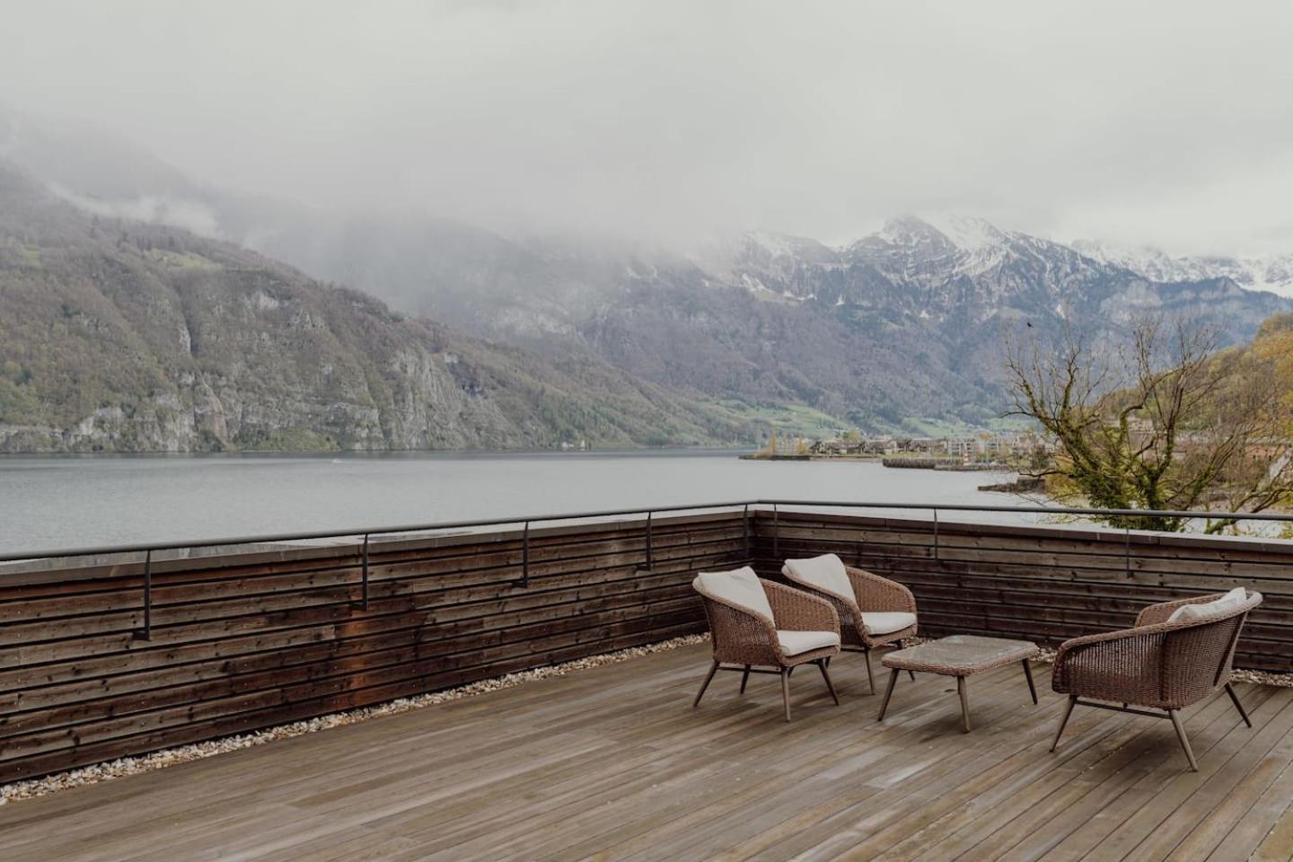 Stunning and Modern House On The Lake