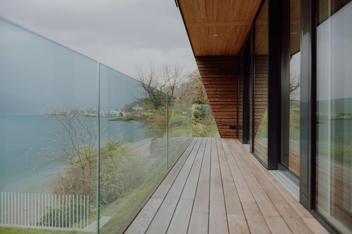Stunning and Modern House On The Lake