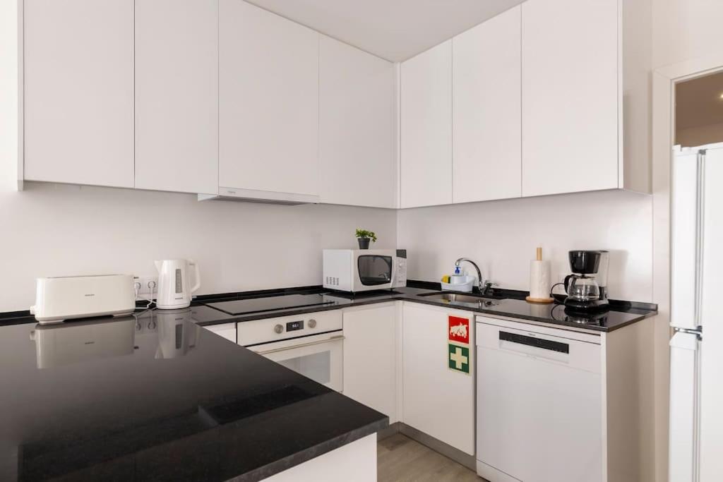 Cozy and modern flat in Lisbon view 2