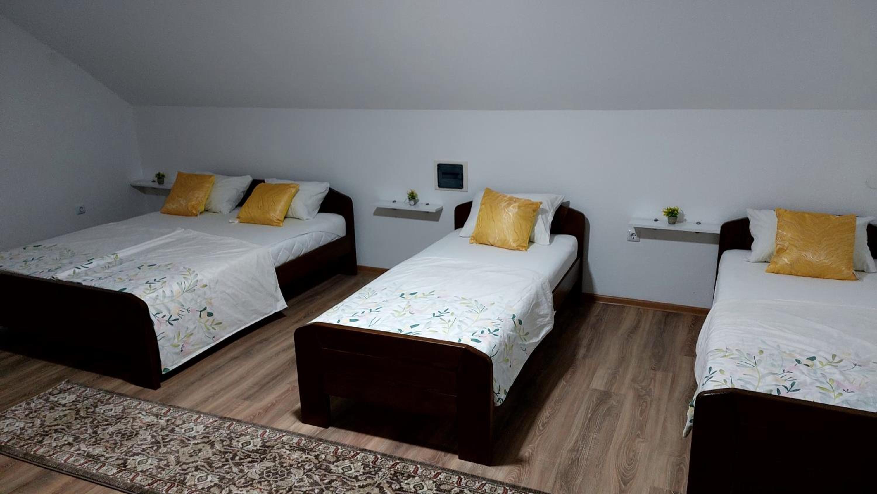 Amar Apartmani,,