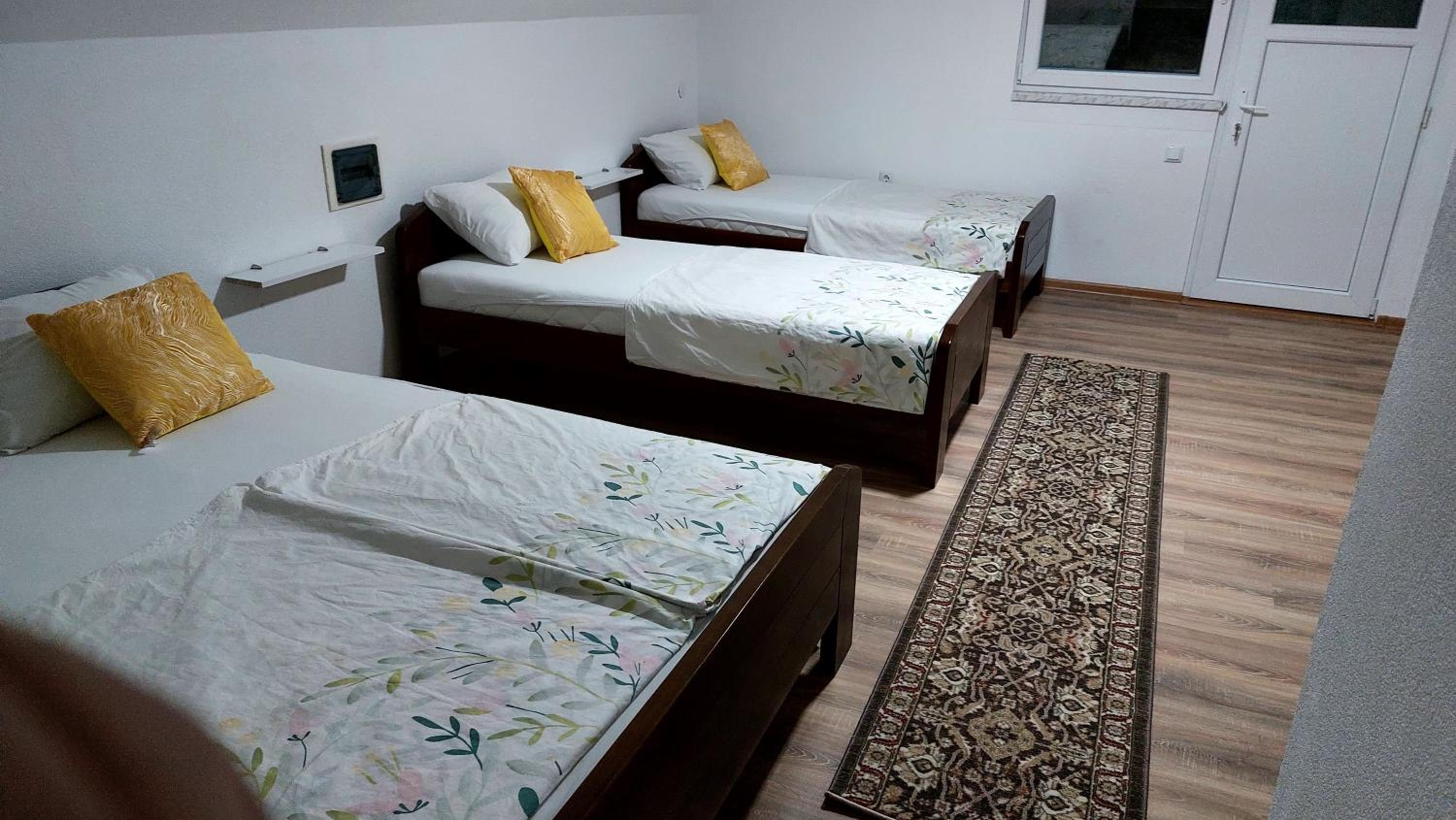 Amar Apartmani,,