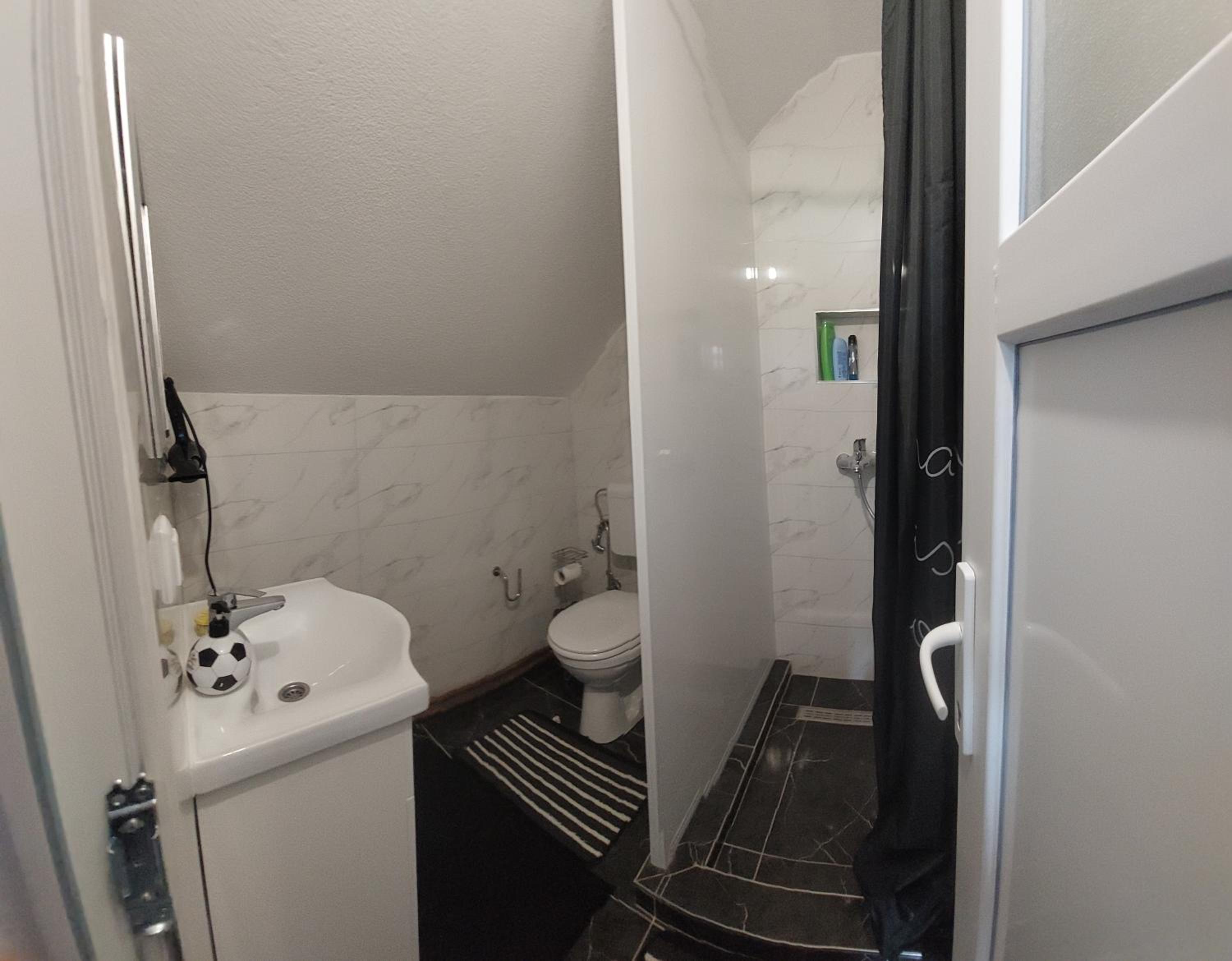 Amar Apartmani,,