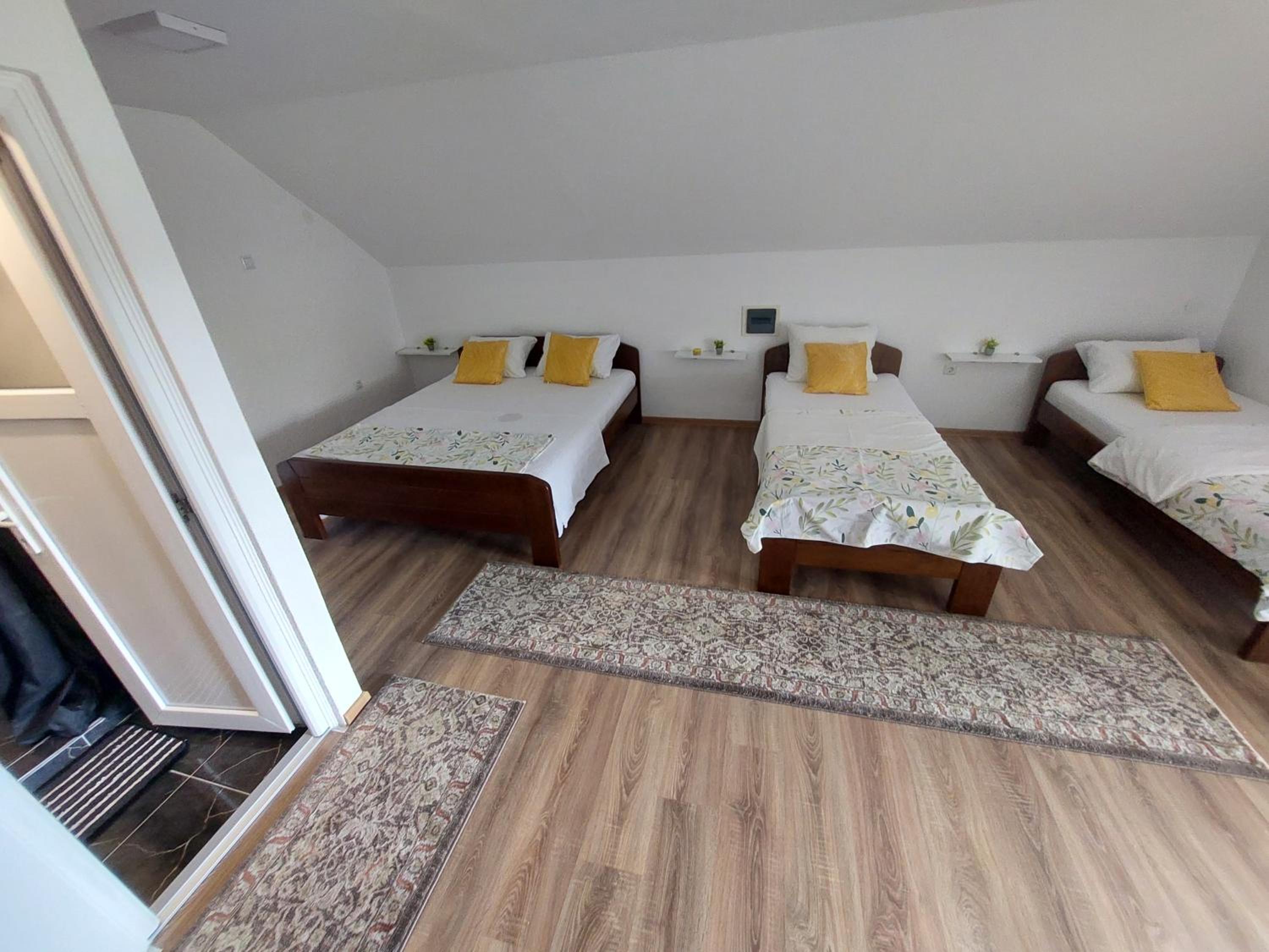 Amar Apartmani,,