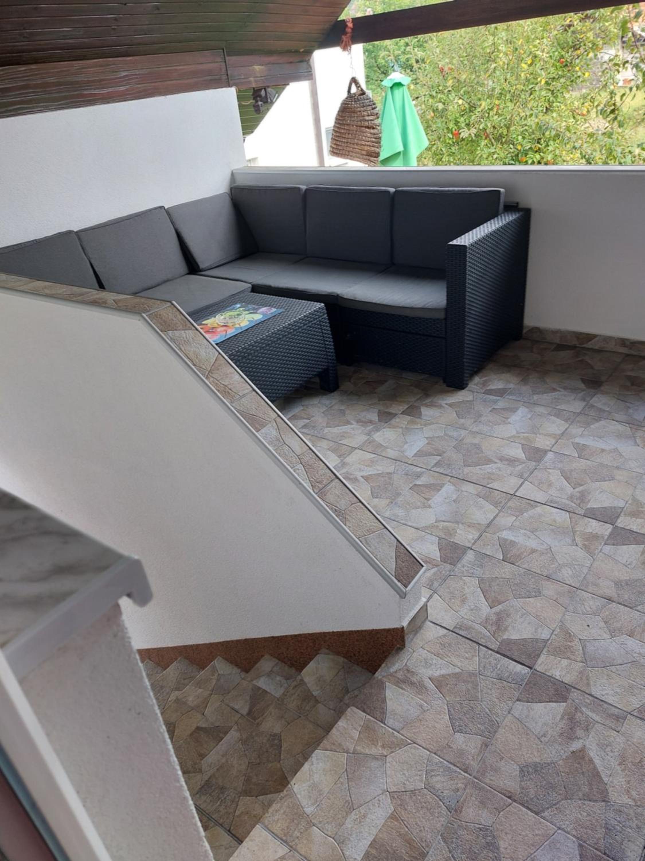 Amar Apartmani,,