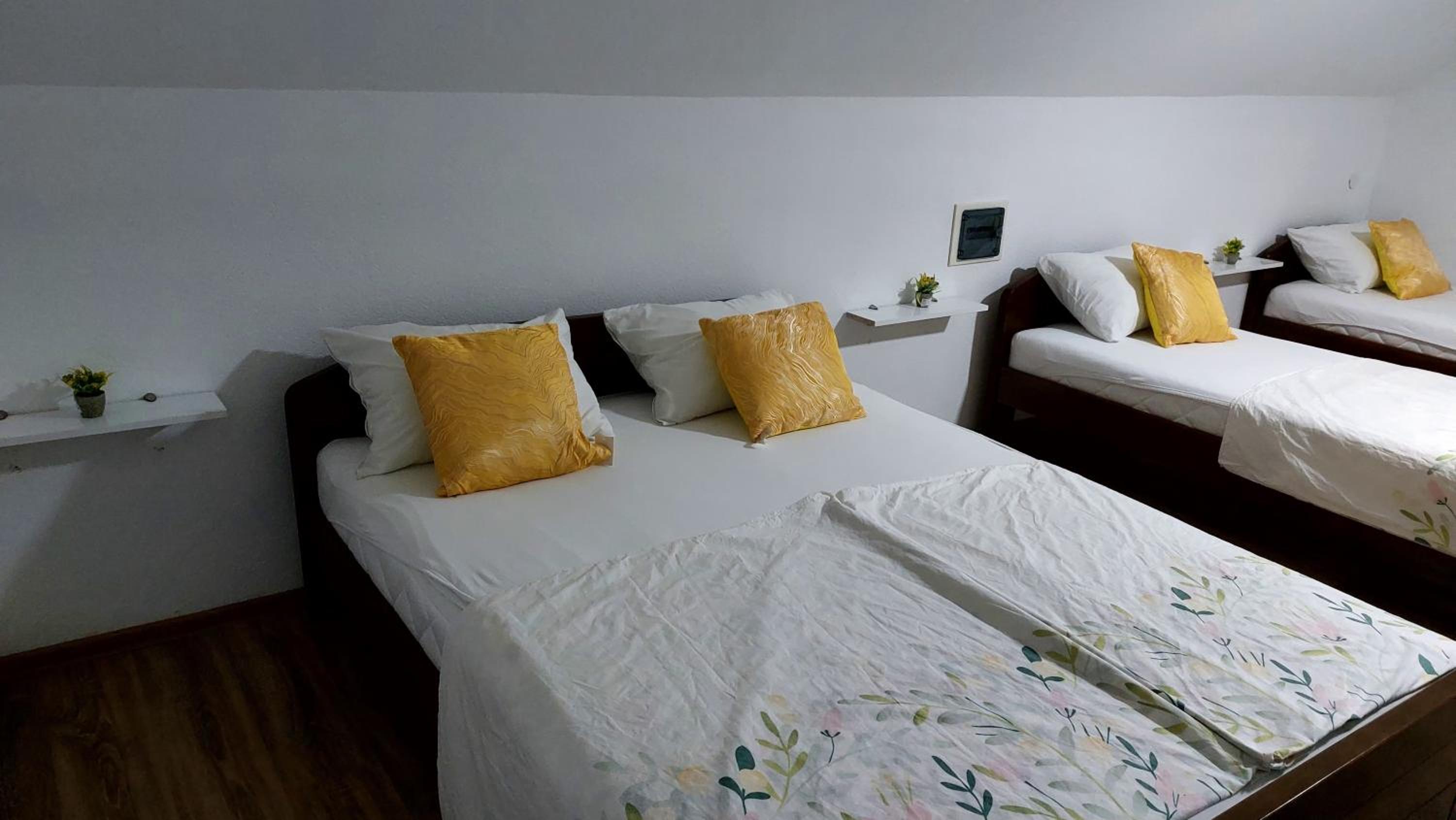 Amar Apartmani,,