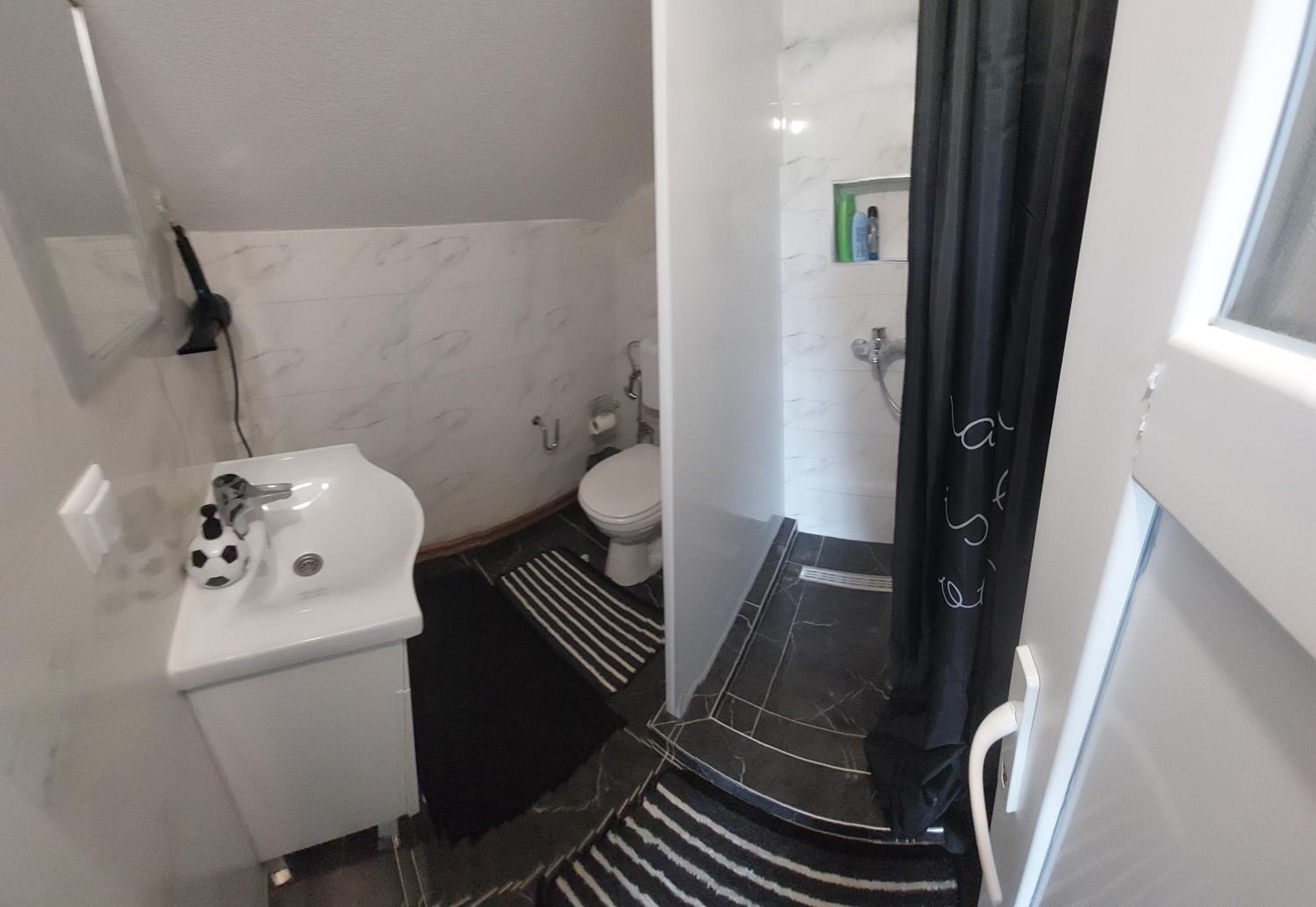 Amar Apartmani,,