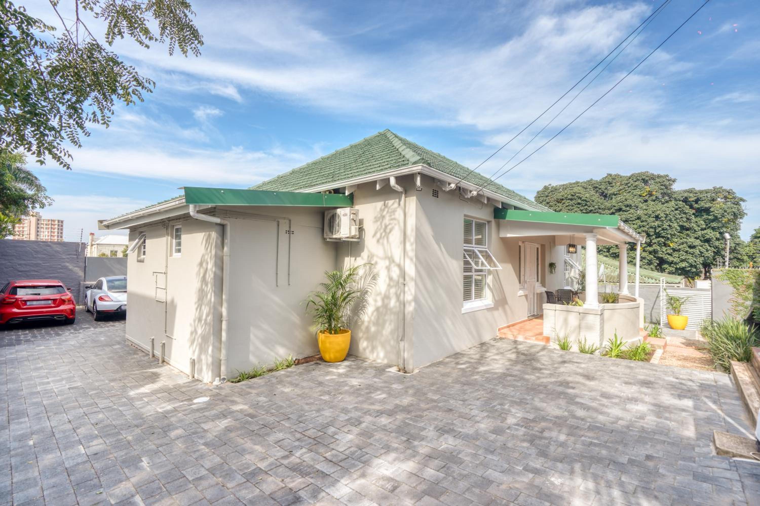 Hotel Hampton Collection Modern 1 or 2 Bedroom Apartment with Pool - Image 1