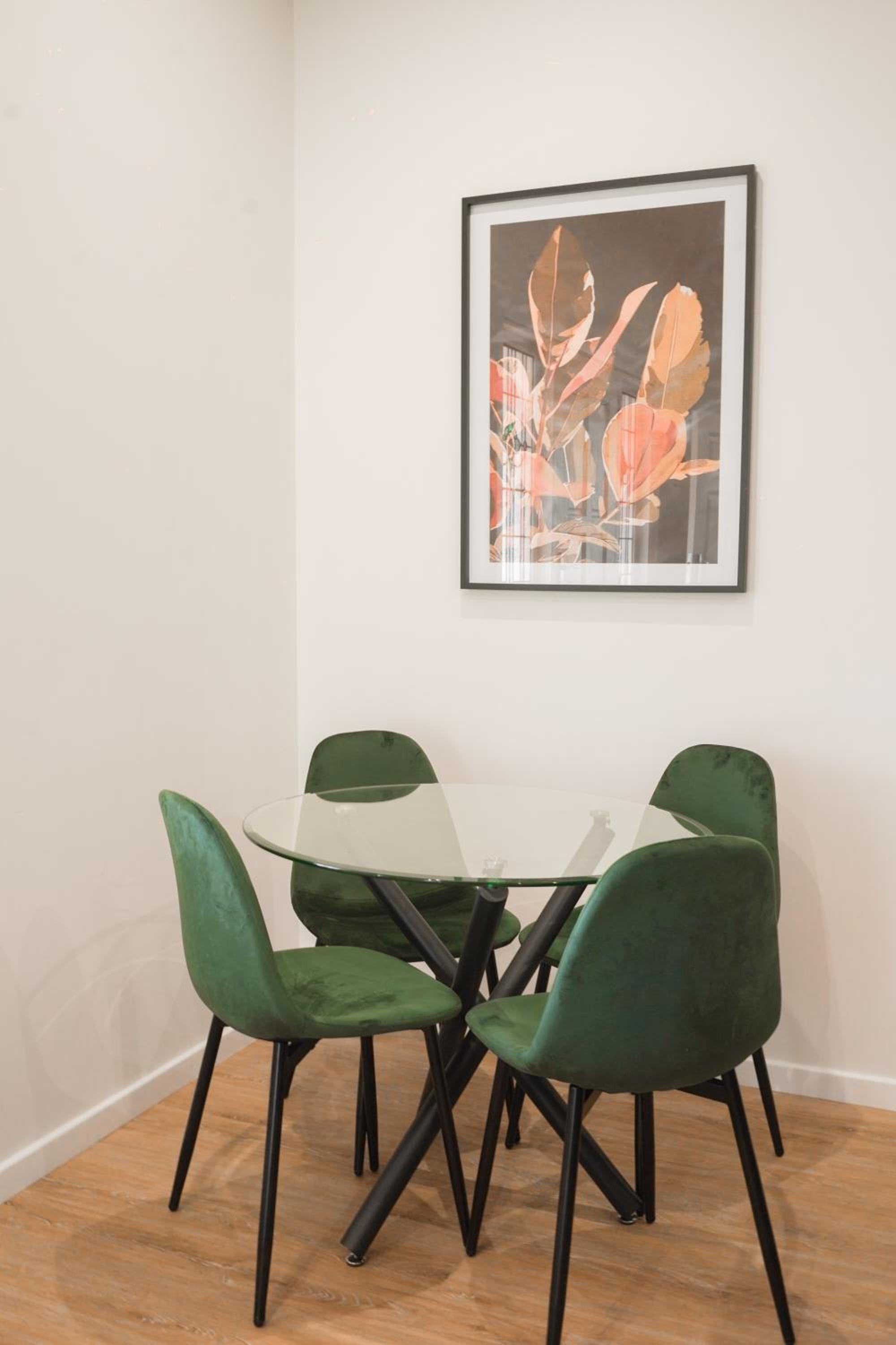 Hampton Collection Modern 1 or 2 Bedroom Serviced Apartment with Pool view 3