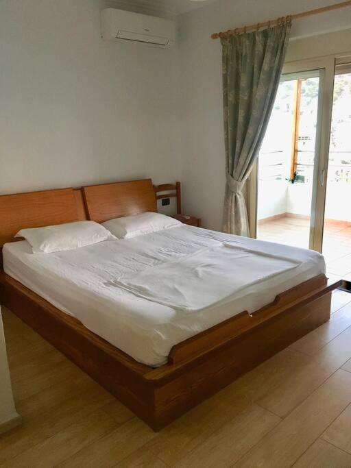 Beachfront Apartment 200m From Port