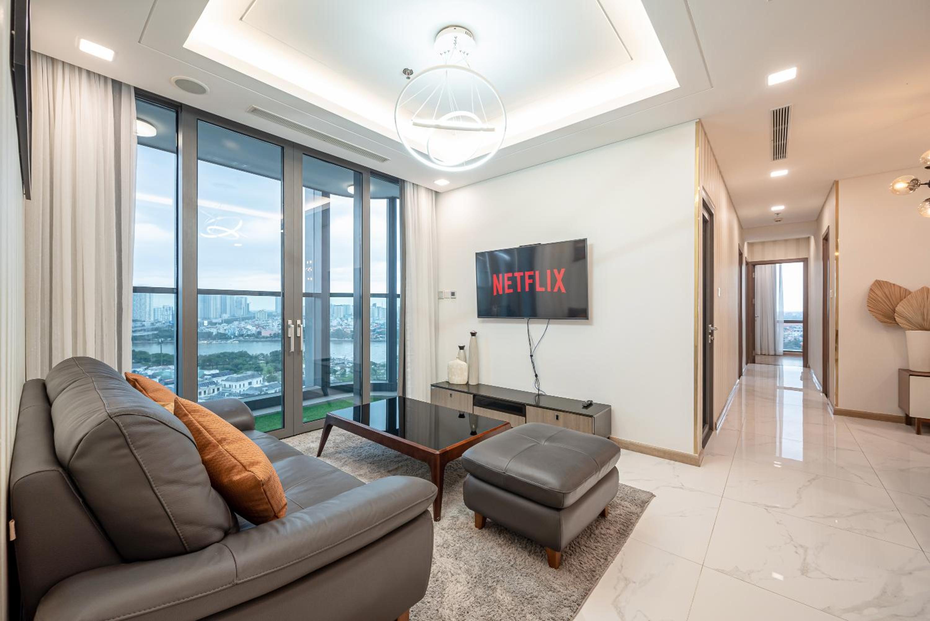 CeLaVie Serviced Apartment - The Vinhomes and Landmark