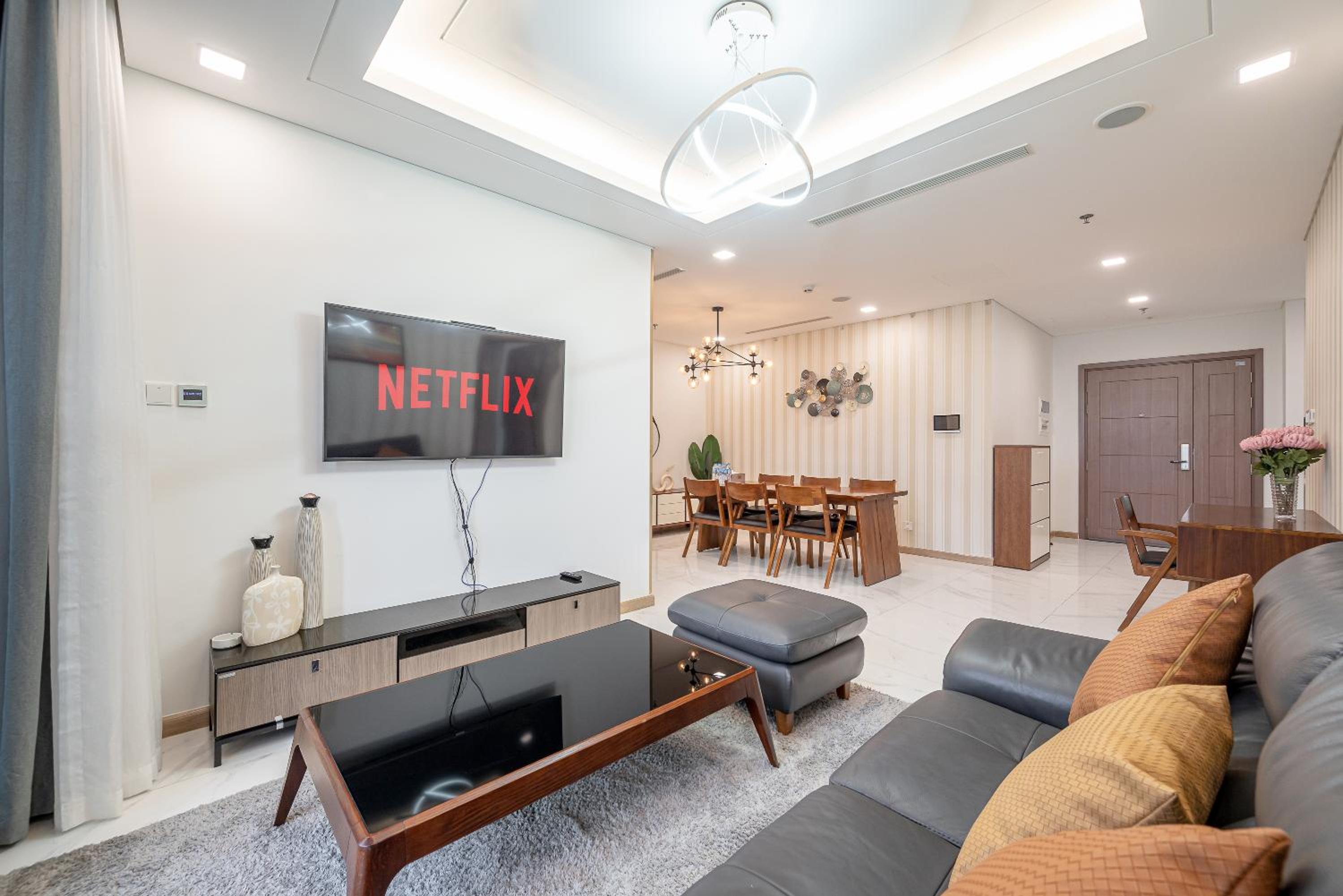 CeLaVie Serviced Apartment - The Vinhomes and Landmark