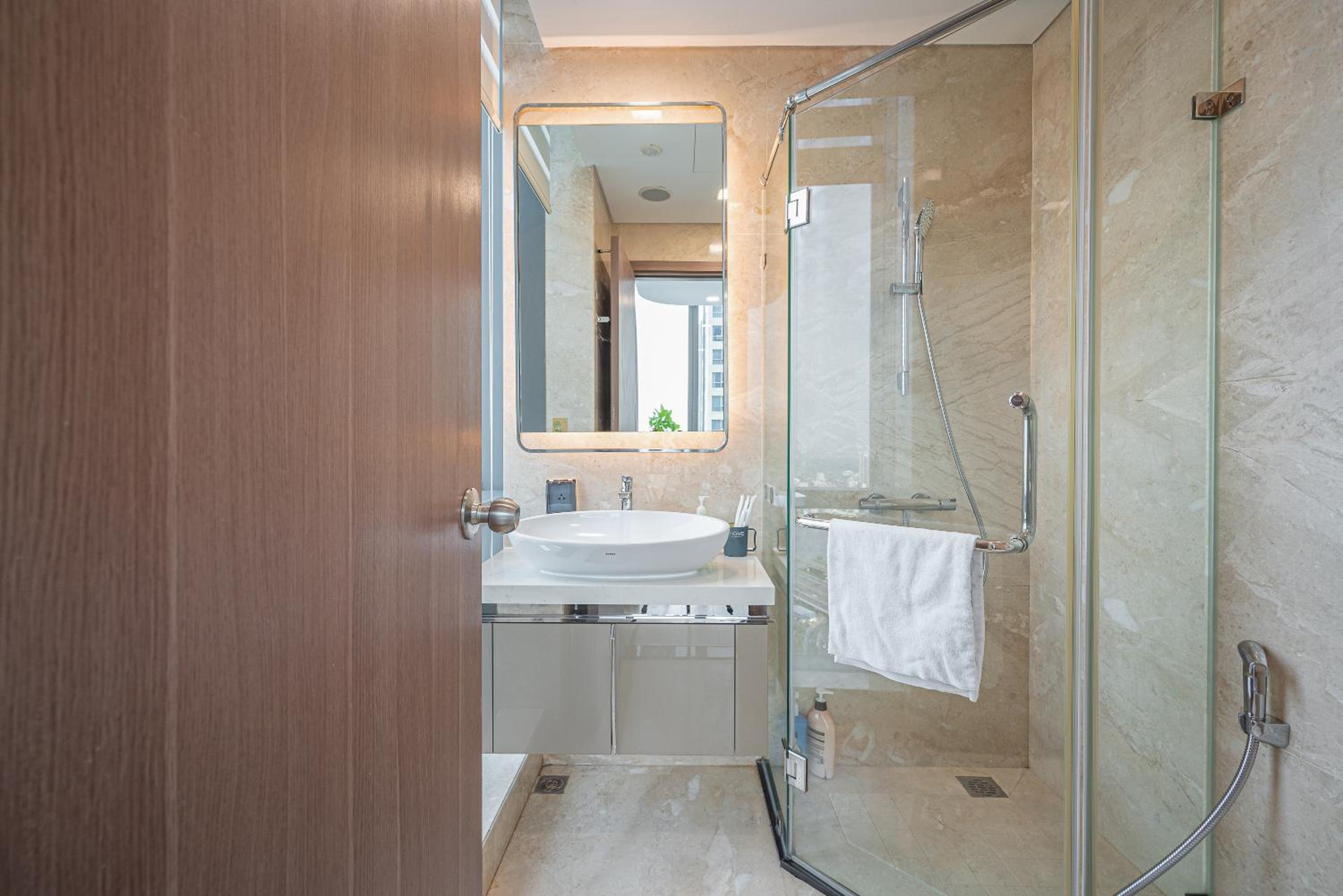 CeLaVie Serviced Apartment - The Vinhomes and Landmark