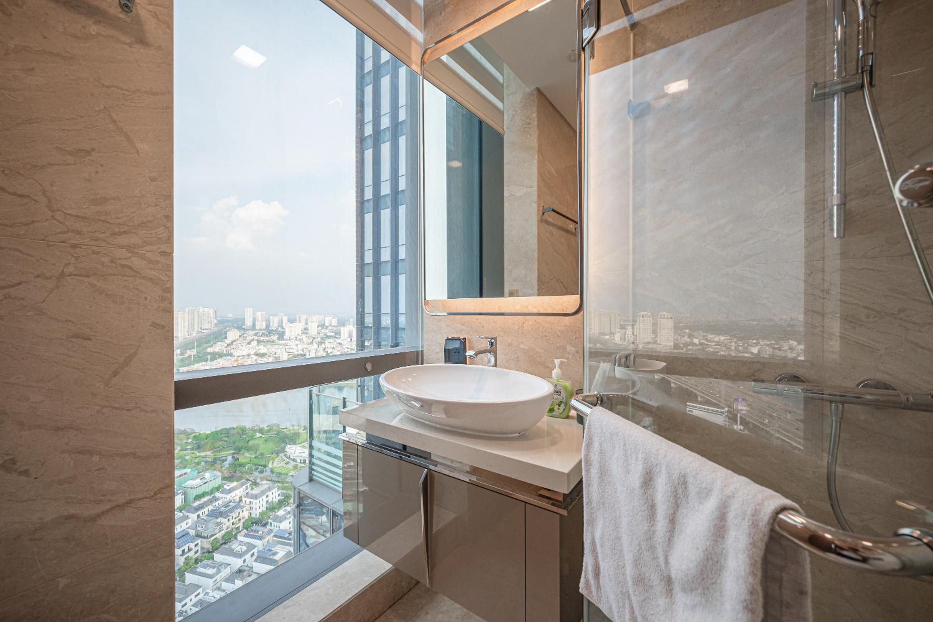 CeLaVie Serviced Apartment - The Vinhomes and Landmark