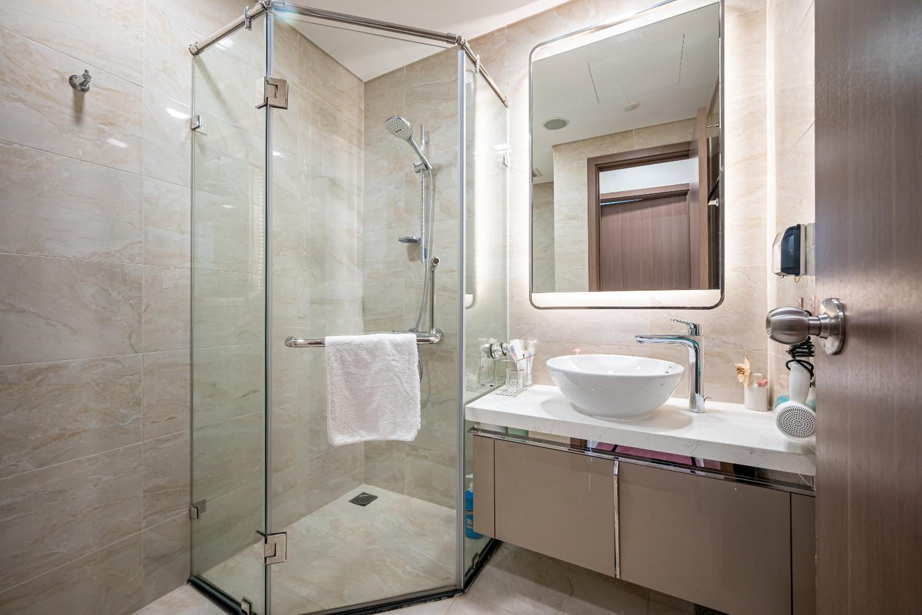 CeLaVie Serviced Apartment - The Vinhomes and Landmark