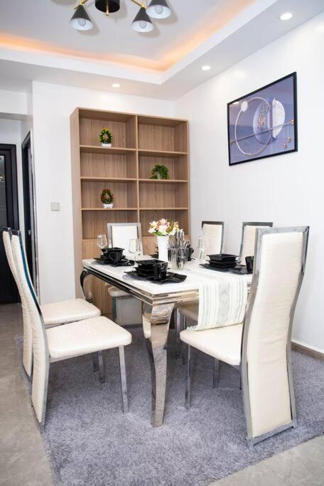 Cozy Apartment in Kilimani, Nairobi view 2