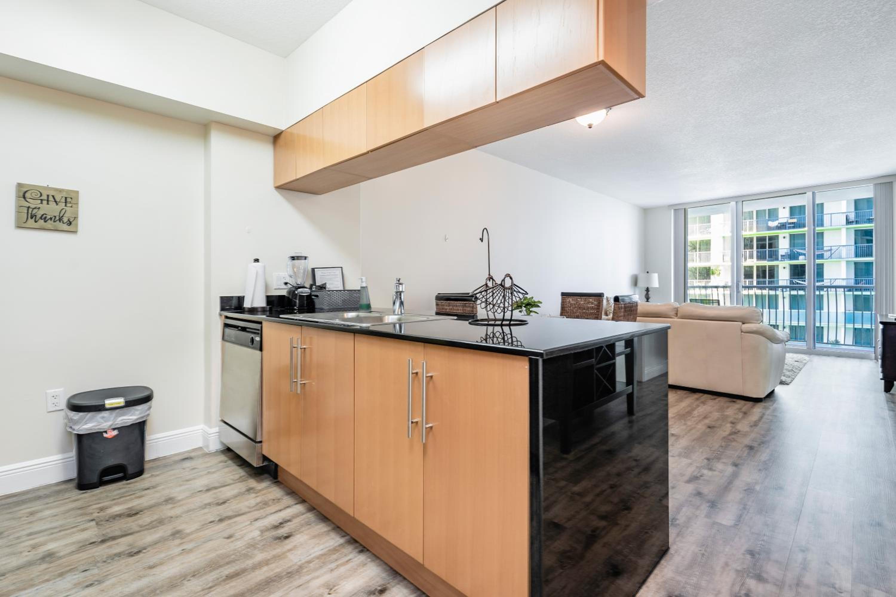 1 Br Opera Tower - Edgewater
