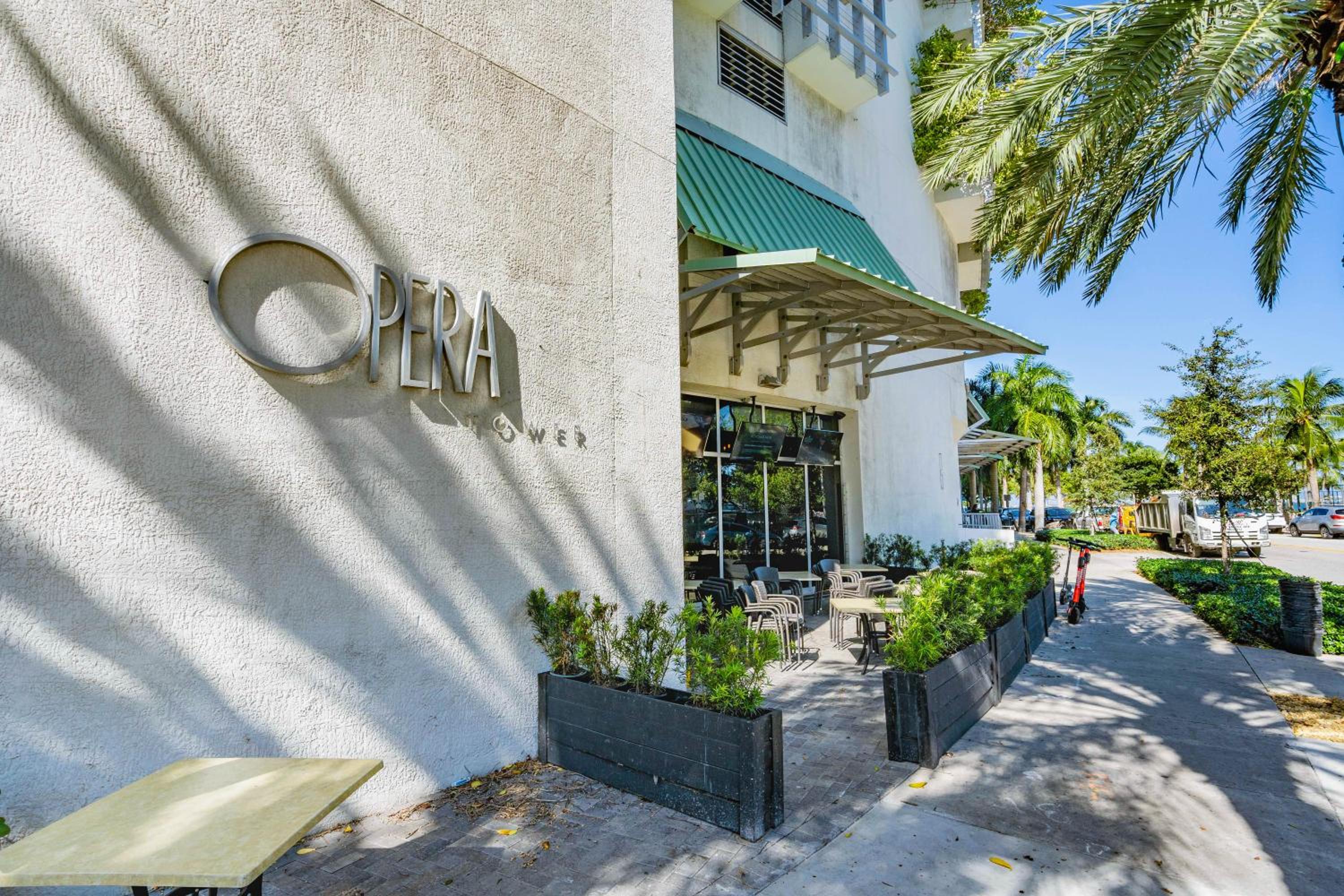 1 Br Opera Tower - Edgewater