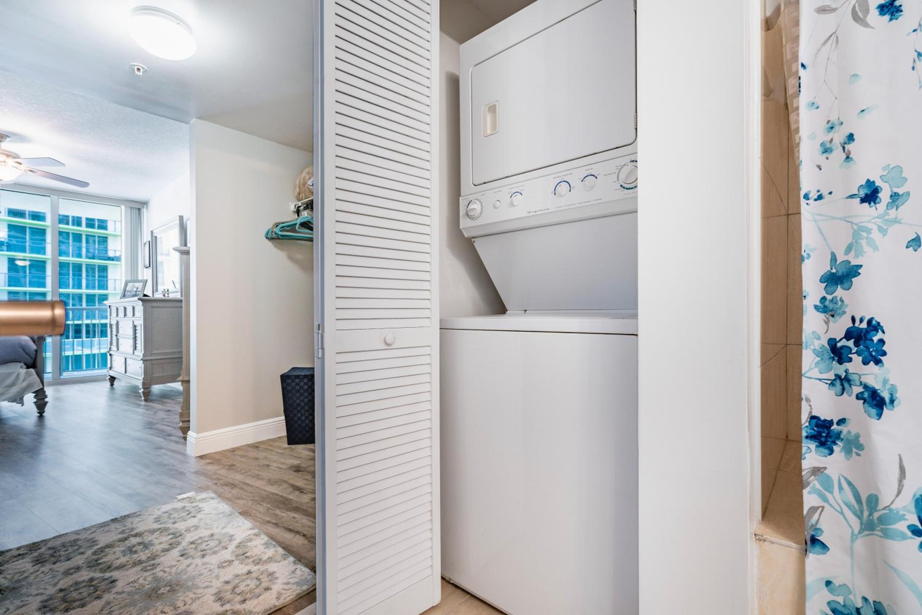 1 Br Opera Tower - Edgewater