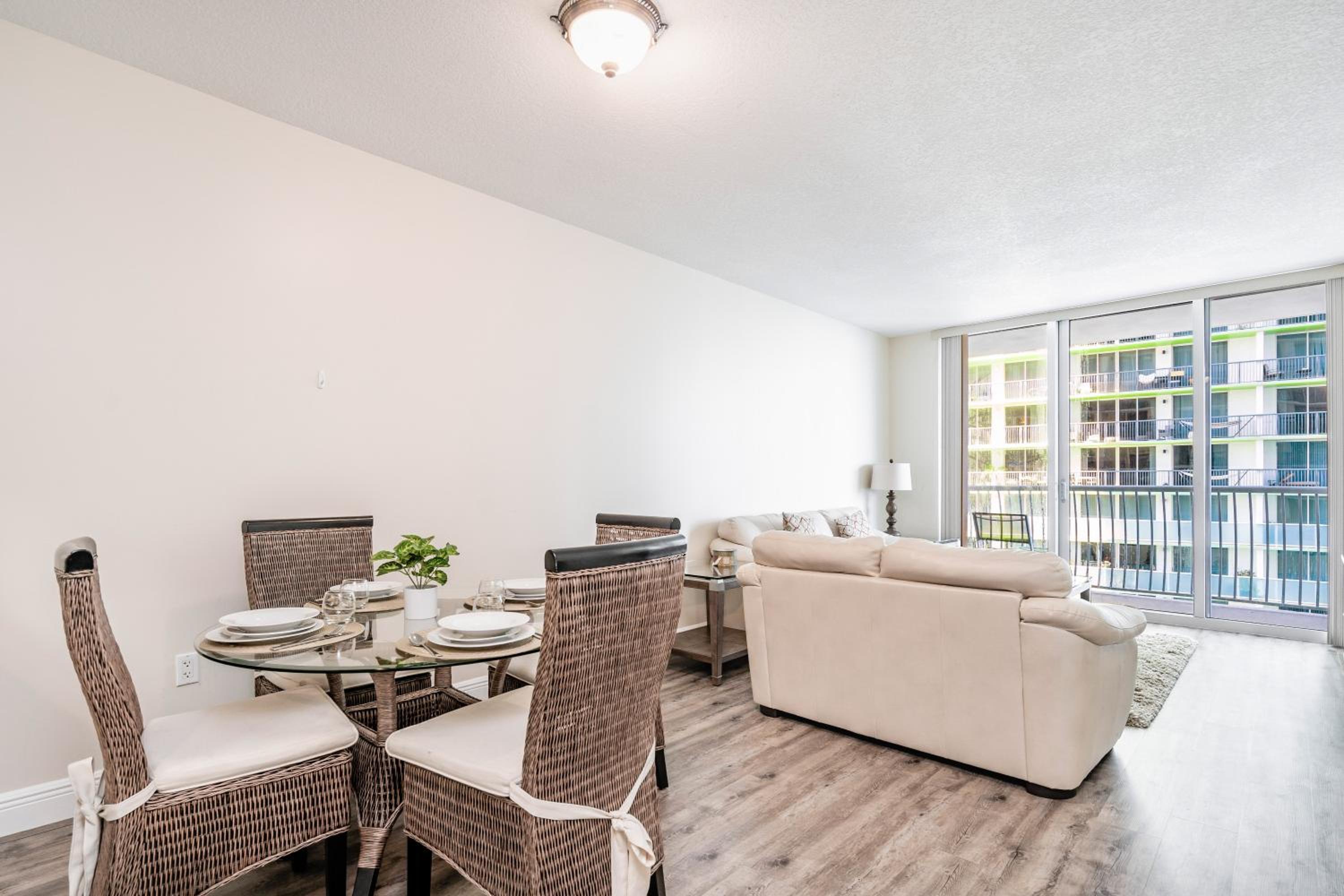 1 Br Opera Tower - Edgewater