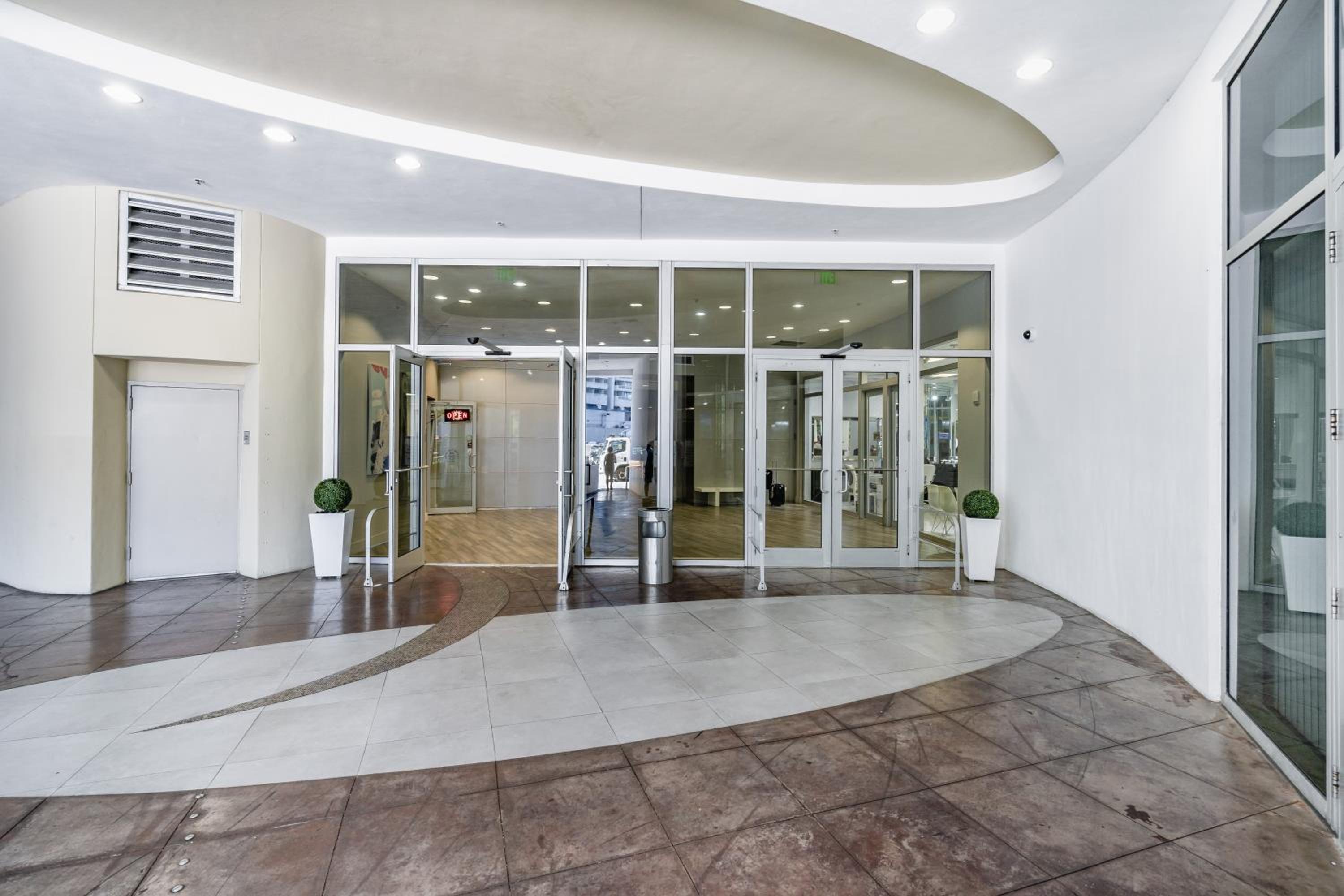 1 Br Opera Tower - Edgewater