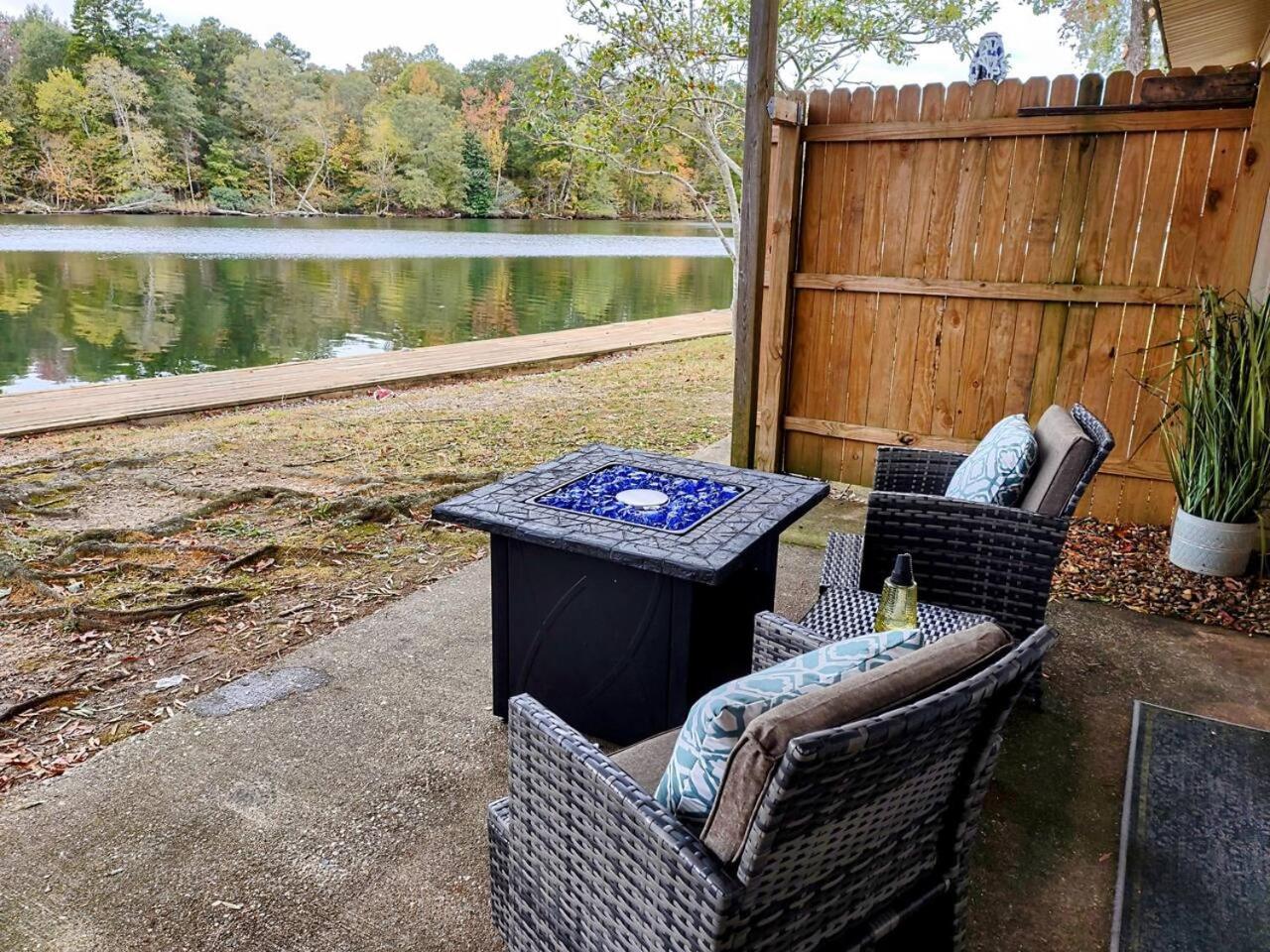 Hotel Lakefront Oasis - Image 1