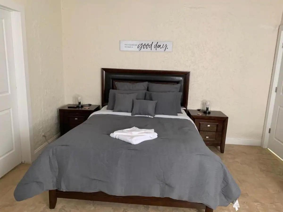 Private Rooms close to Miami Airport - Free parking - 01
