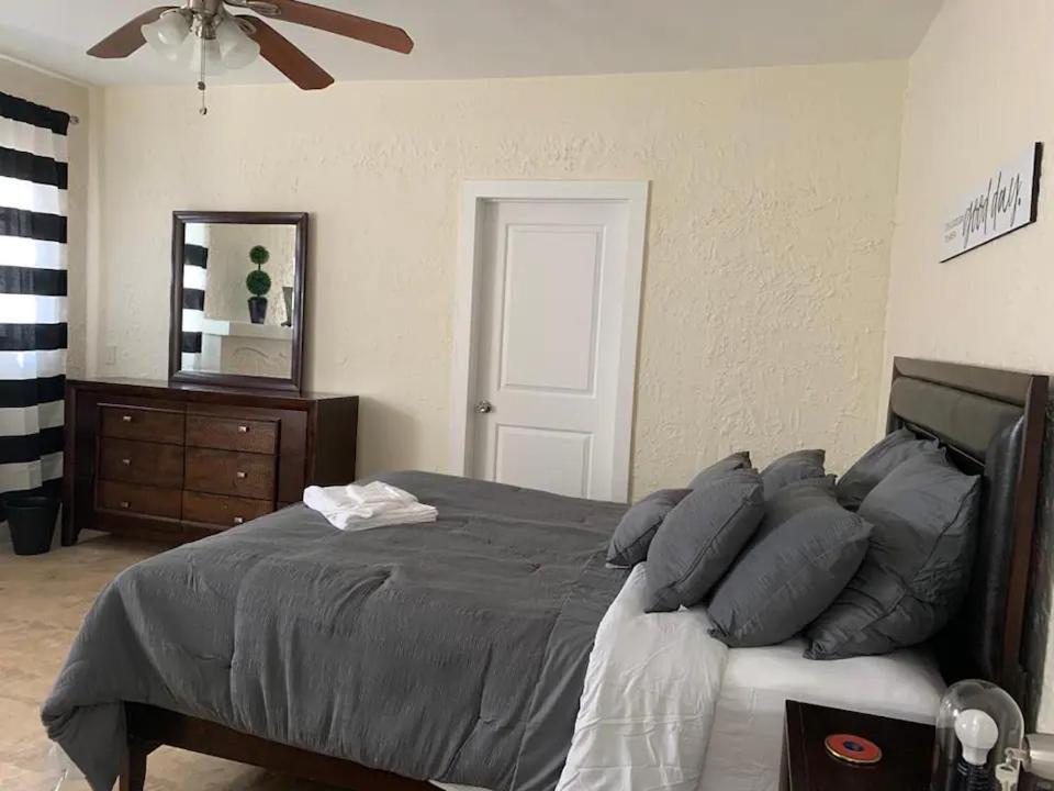Private Rooms close to Miami Airport - Free parking - 01