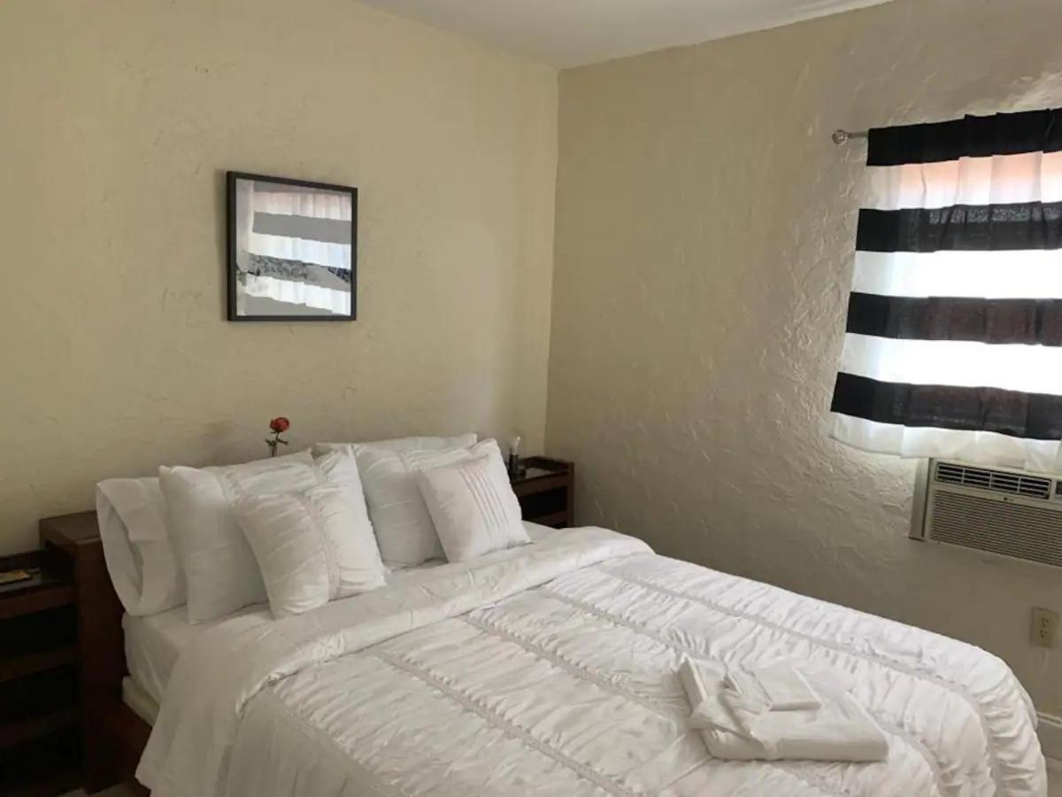 Private Rooms close to Miami Airport - Free parking - 01