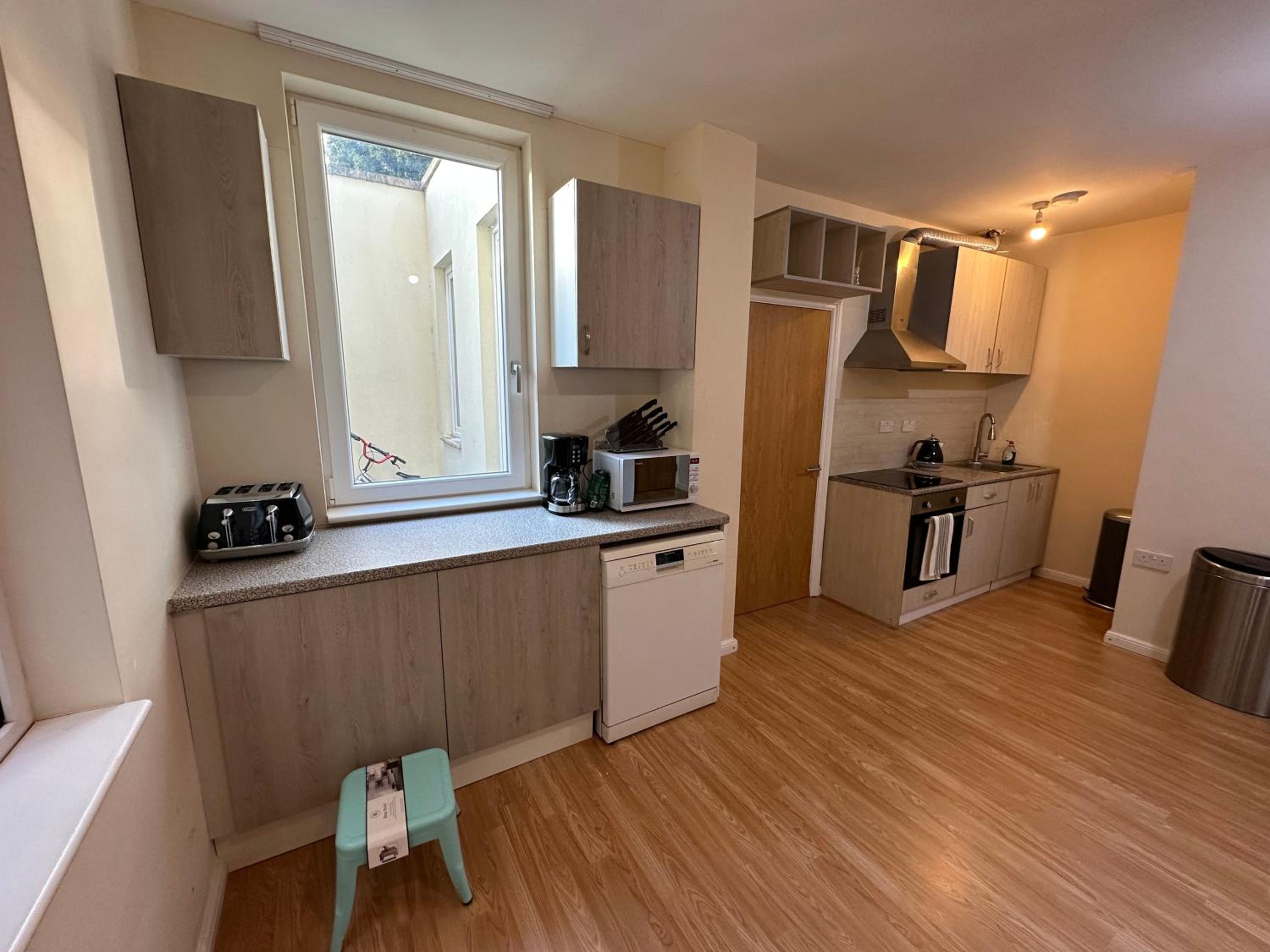 North London A spacious 7 bedroom house accommodating up to 18 people complete with own gym and table tennis