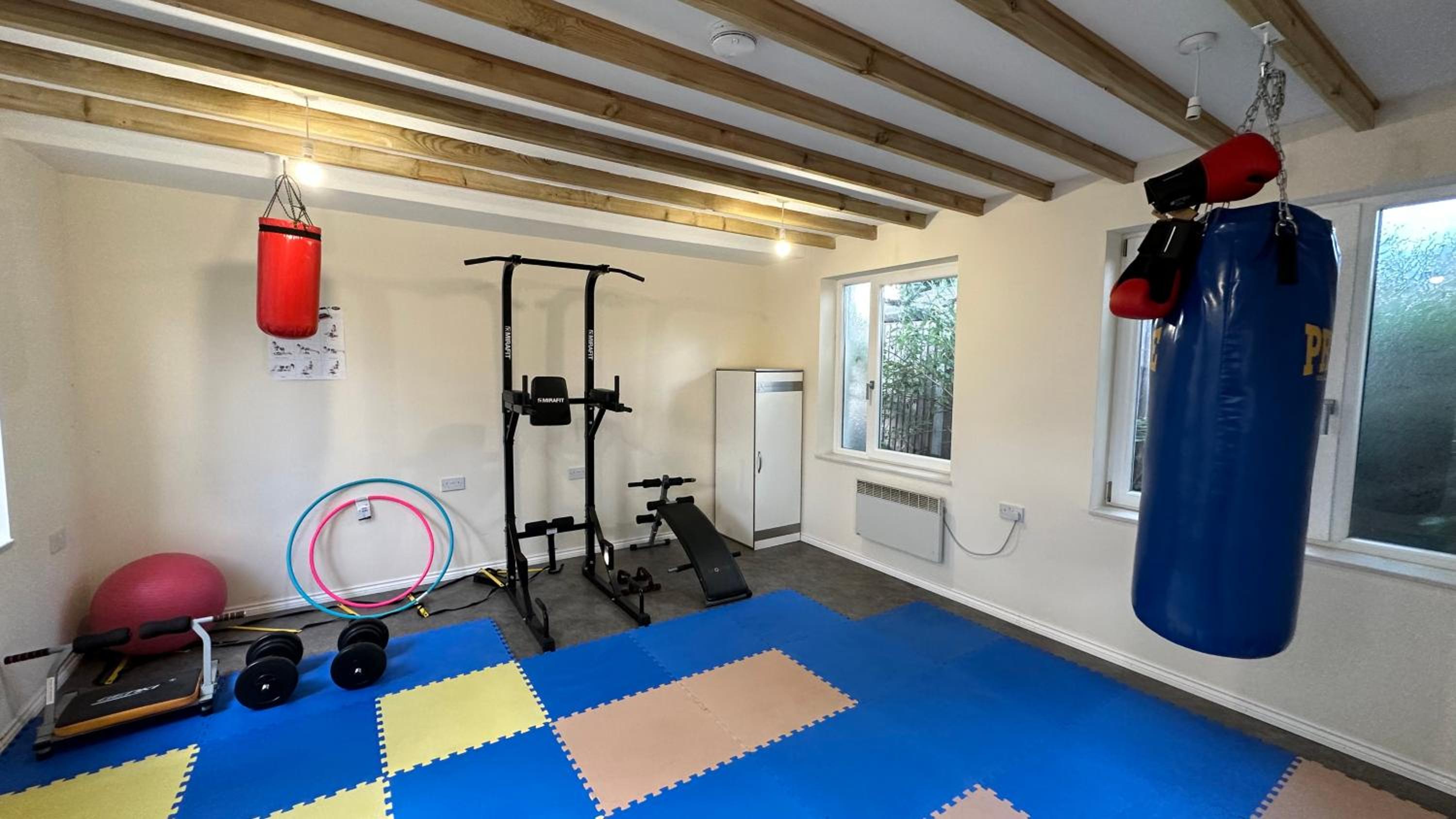 North London A spacious 7 bedroom house accommodating up to 18 people complete with own gym and table tennis
