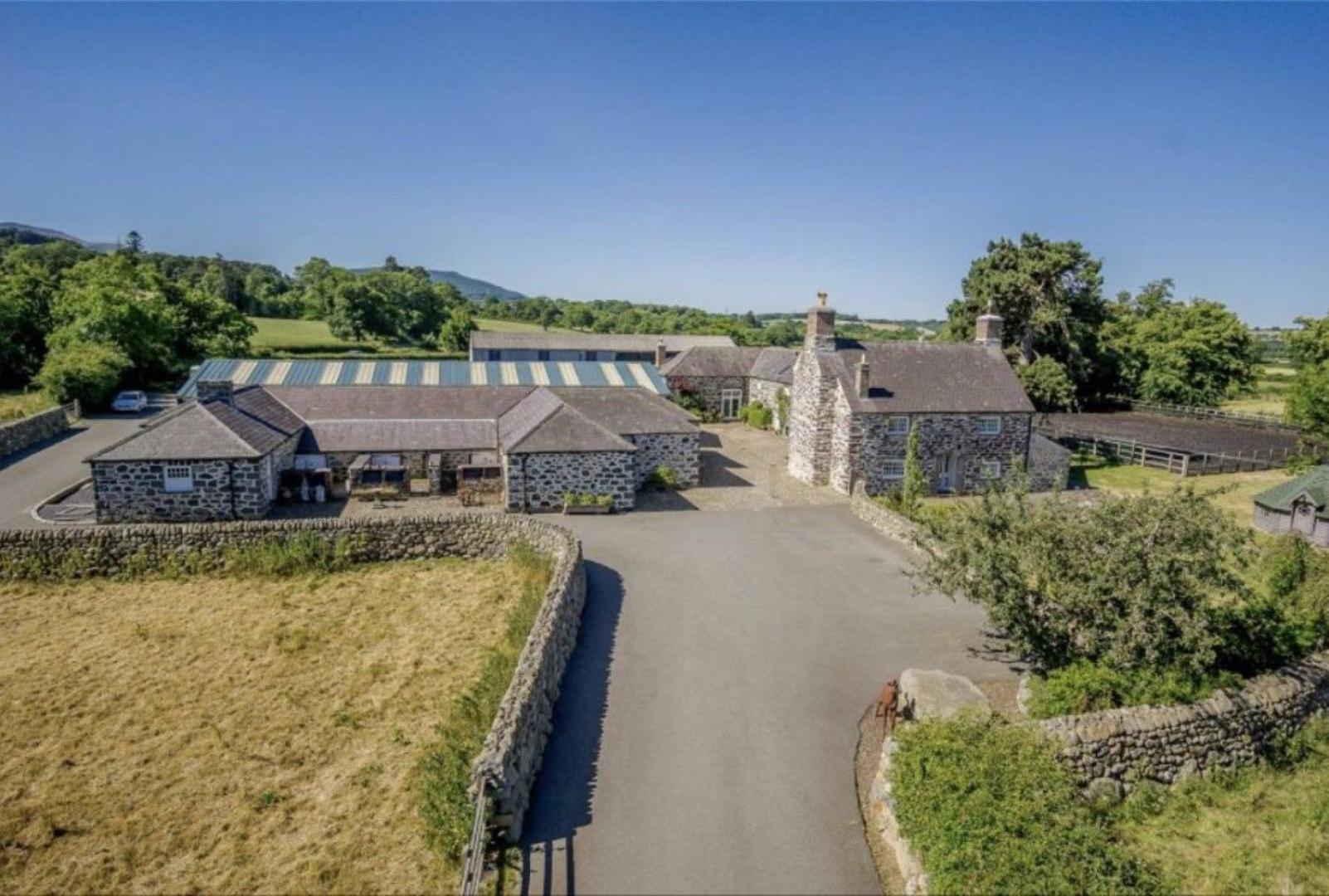 Tal Y Bont Uchaf Courtyard