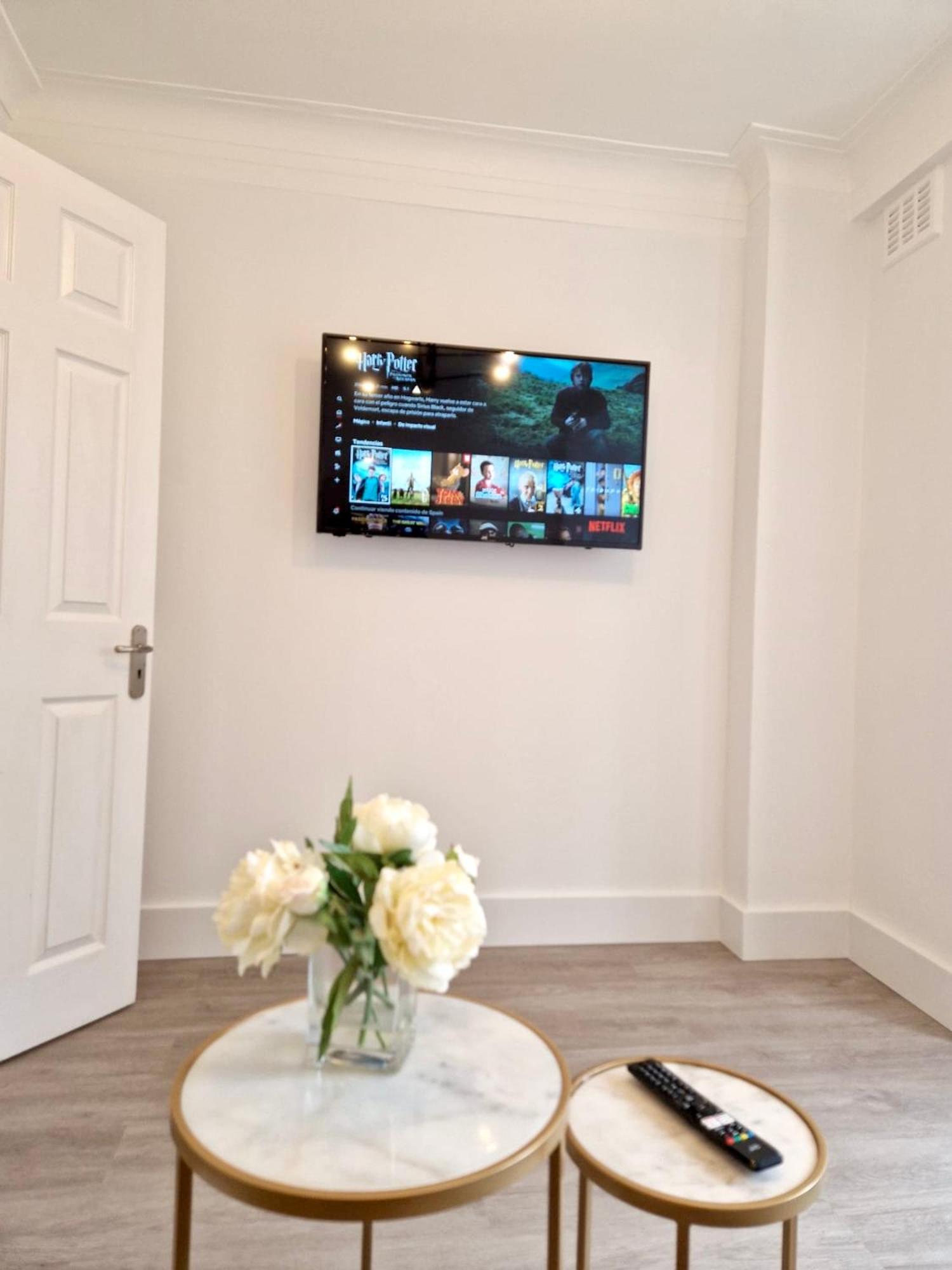 Vibrant 2-Bedroom Flat with Elevator in Marylebone, Close to Hyde Park & Edgware Road
