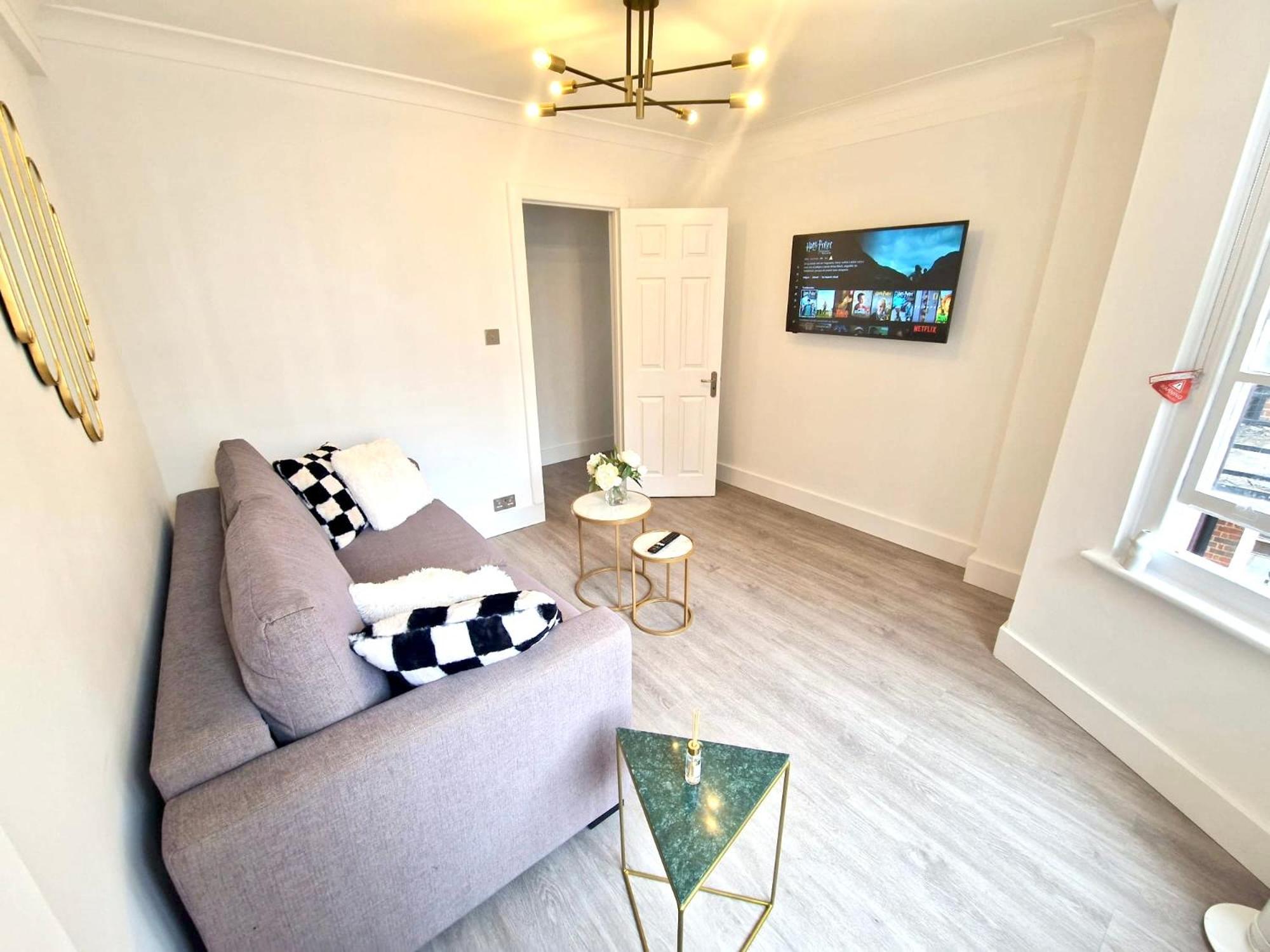 Vibrant 2-Bedroom Flat with Elevator in Marylebone, Close to Hyde Park & Edgware Road