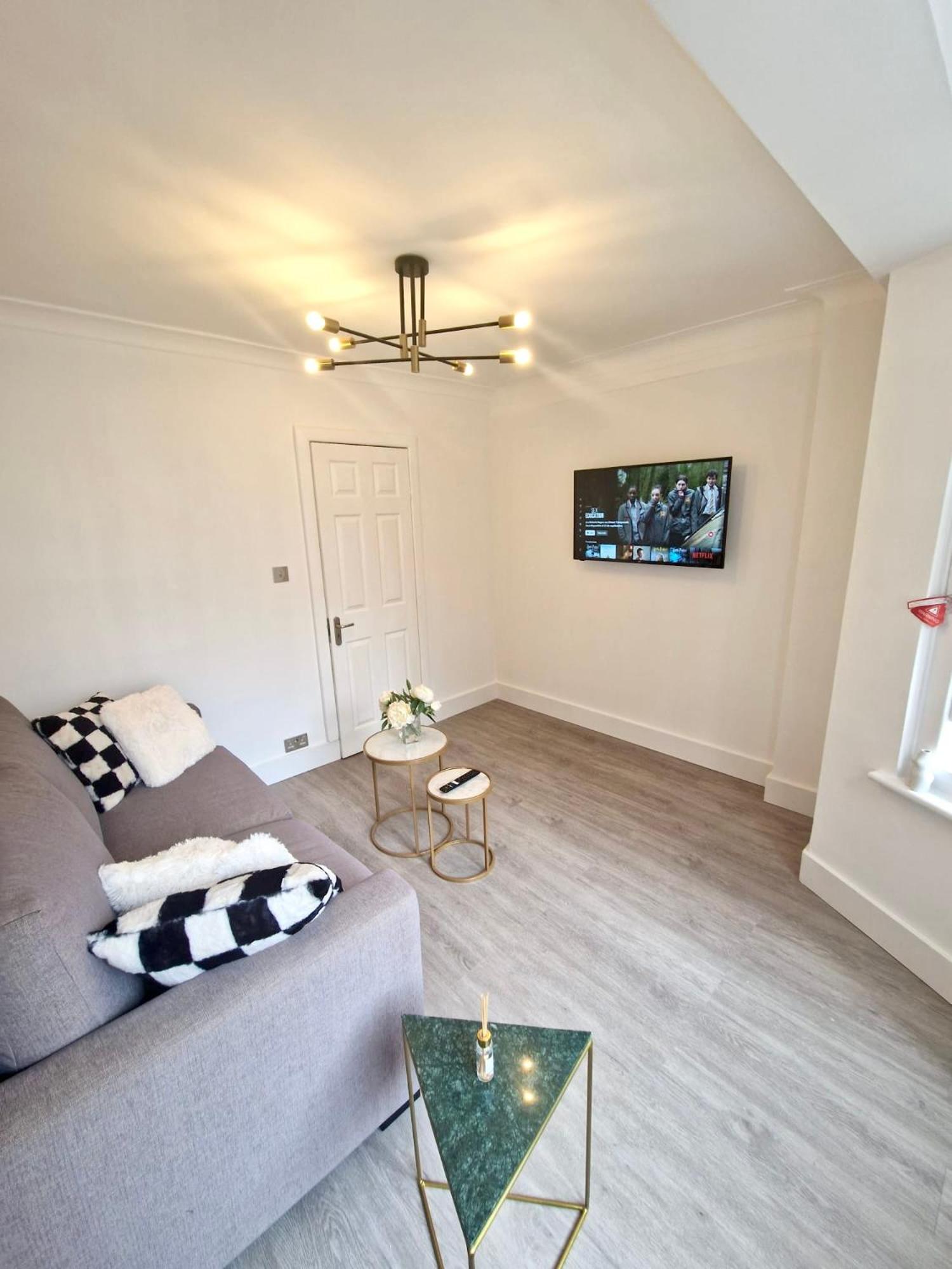 Vibrant 2-Bedroom Flat with Elevator in Marylebone, Close to Hyde Park & Edgware Road