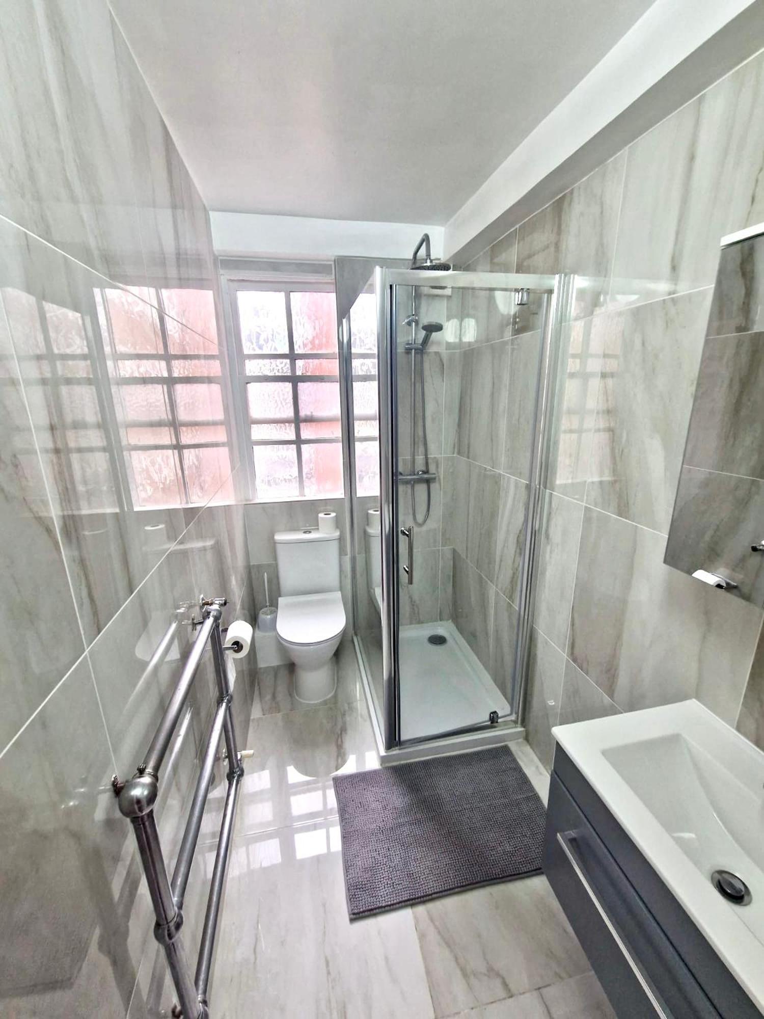 Vibrant 2-Bedroom Flat with Elevator in Marylebone, Close to Hyde Park & Edgware Road