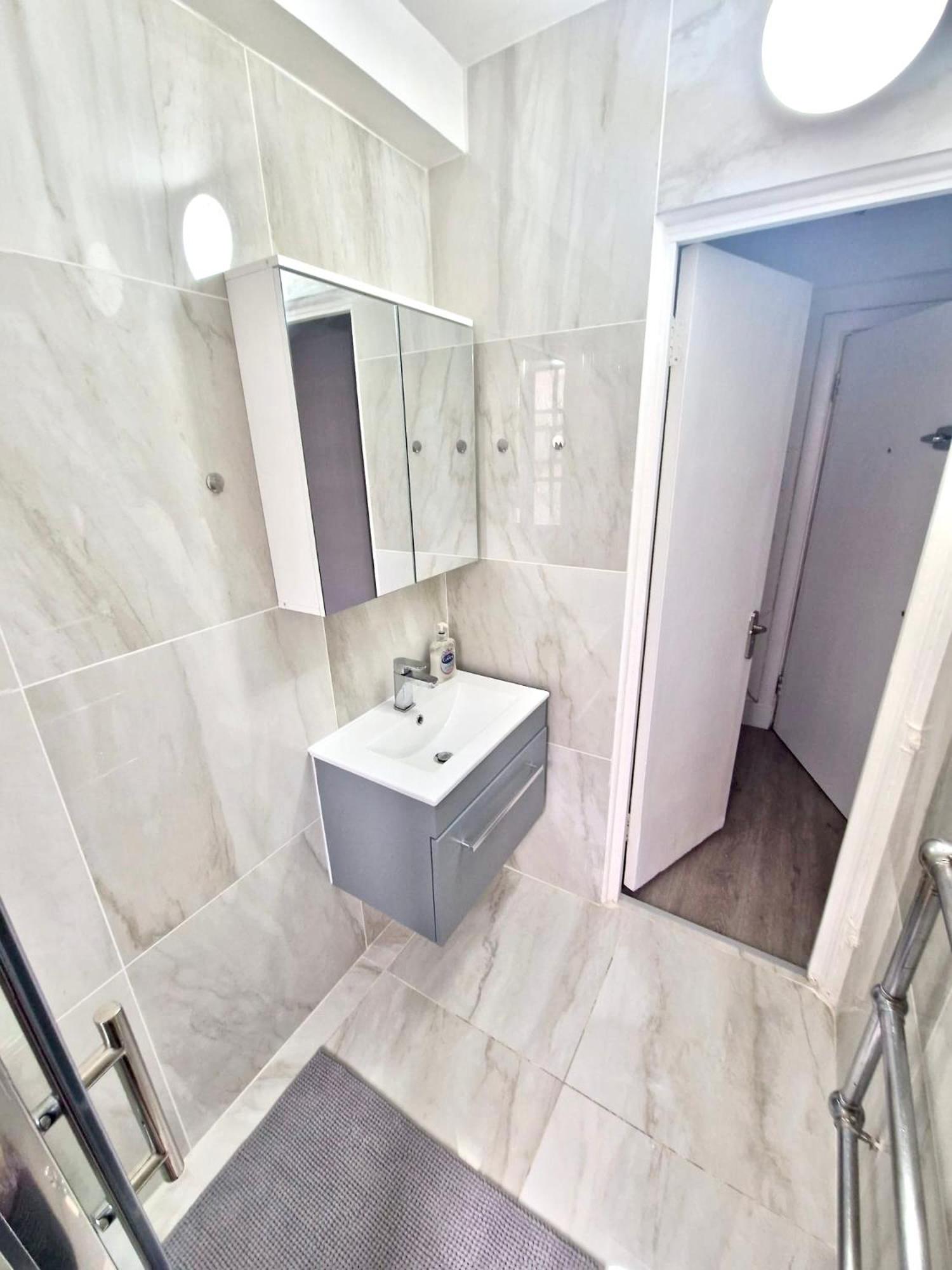 Vibrant 2-Bedroom Flat with Elevator in Marylebone, Close to Hyde Park & Edgware Road