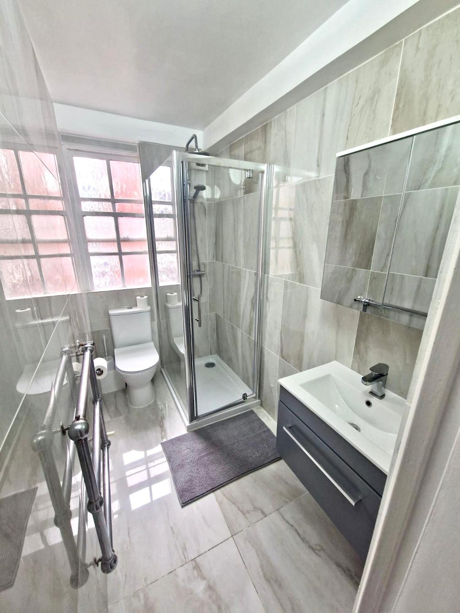 Vibrant 2-Bedroom Flat with Elevator in Marylebone, Close to Hyde Park & Edgware Road