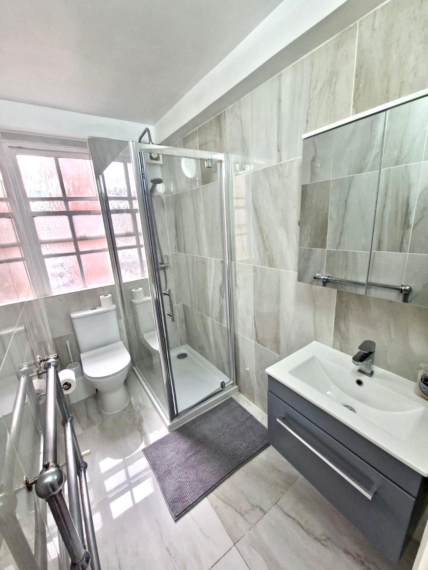 Vibrant 2-Bedroom Flat with Elevator in Marylebone, Close to Hyde Park & Edgware Road