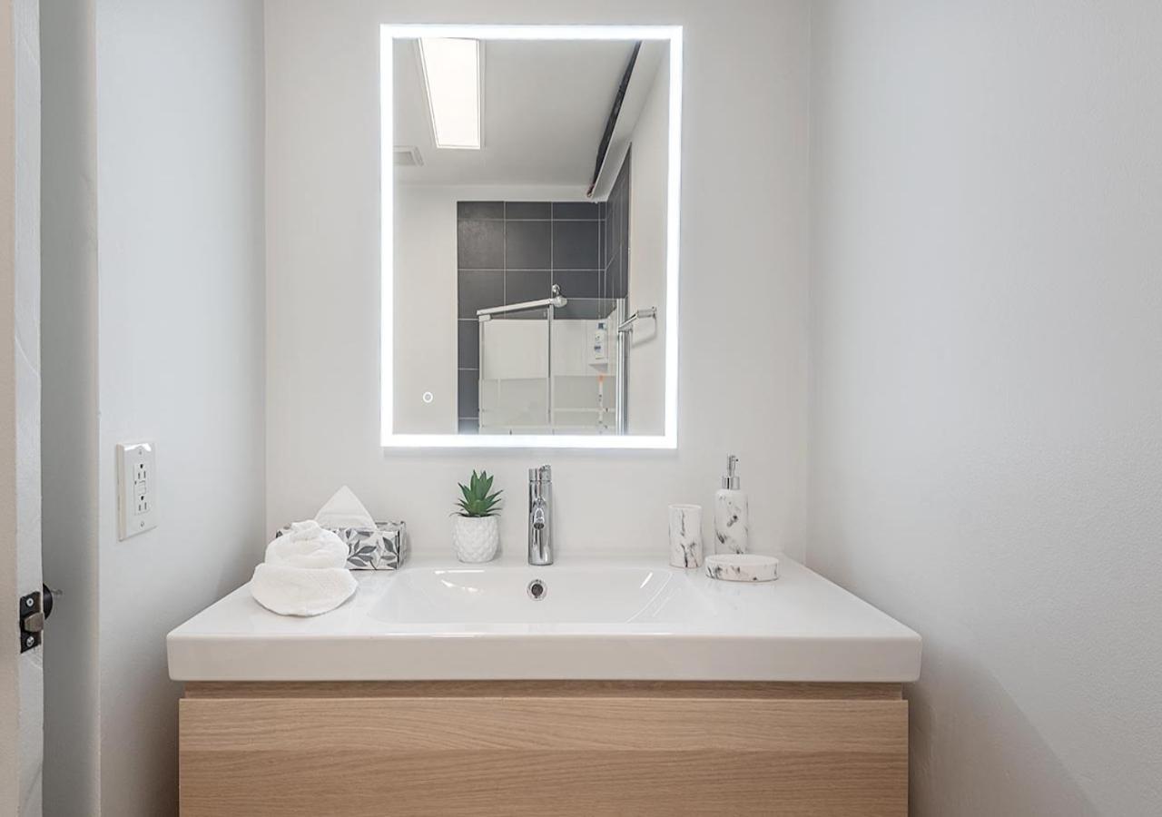 Luxurious 3BD Apt in heart of downtown 5 min walk to Bell Center