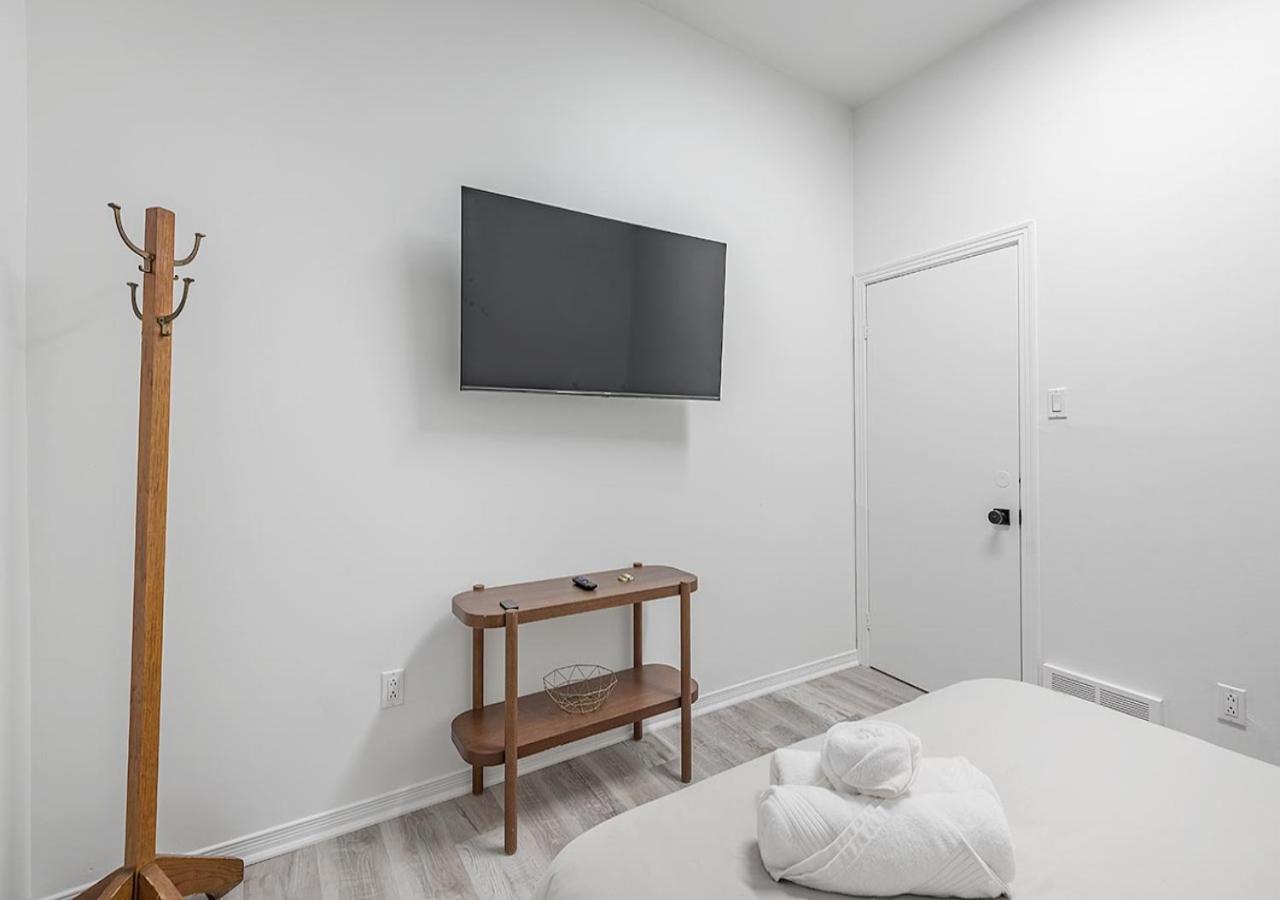 Luxurious 3BD Apt in heart of downtown 5 min walk to Bell Center