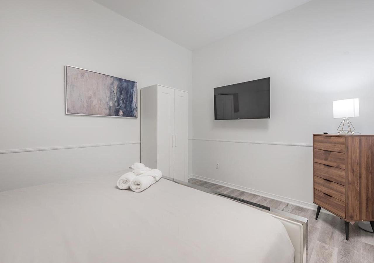 Luxurious 3BD Apt in heart of downtown 5 min walk to Bell Center