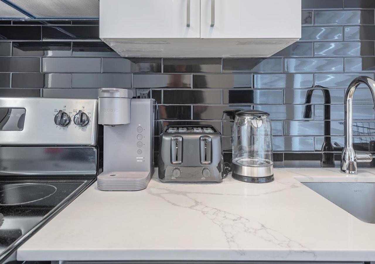 Luxurious 3BD Apt in heart of downtown 5 min walk to Bell Center