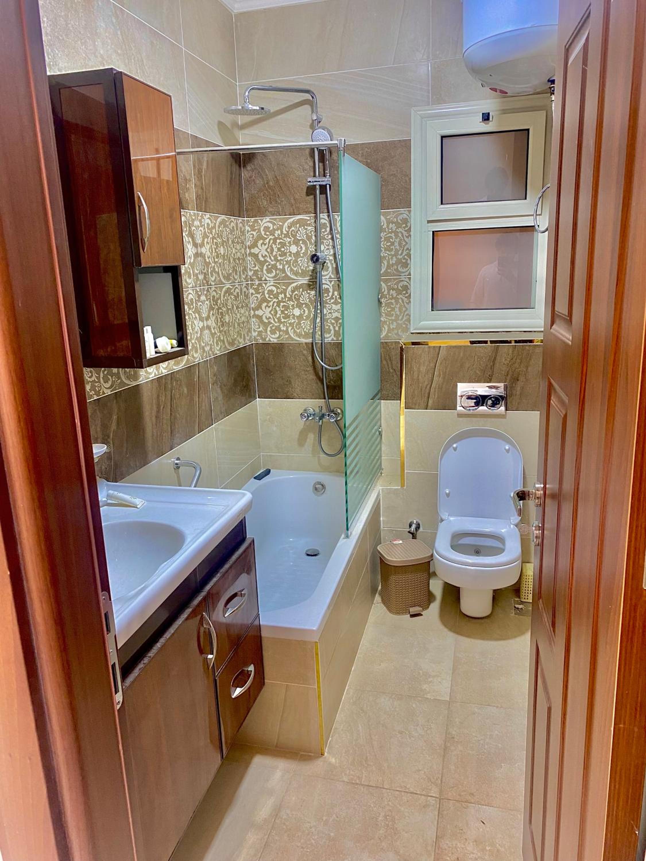 Ultra Luxury 3BR with Pools ,Sports ,Dining in Gated compound, Close to all sites