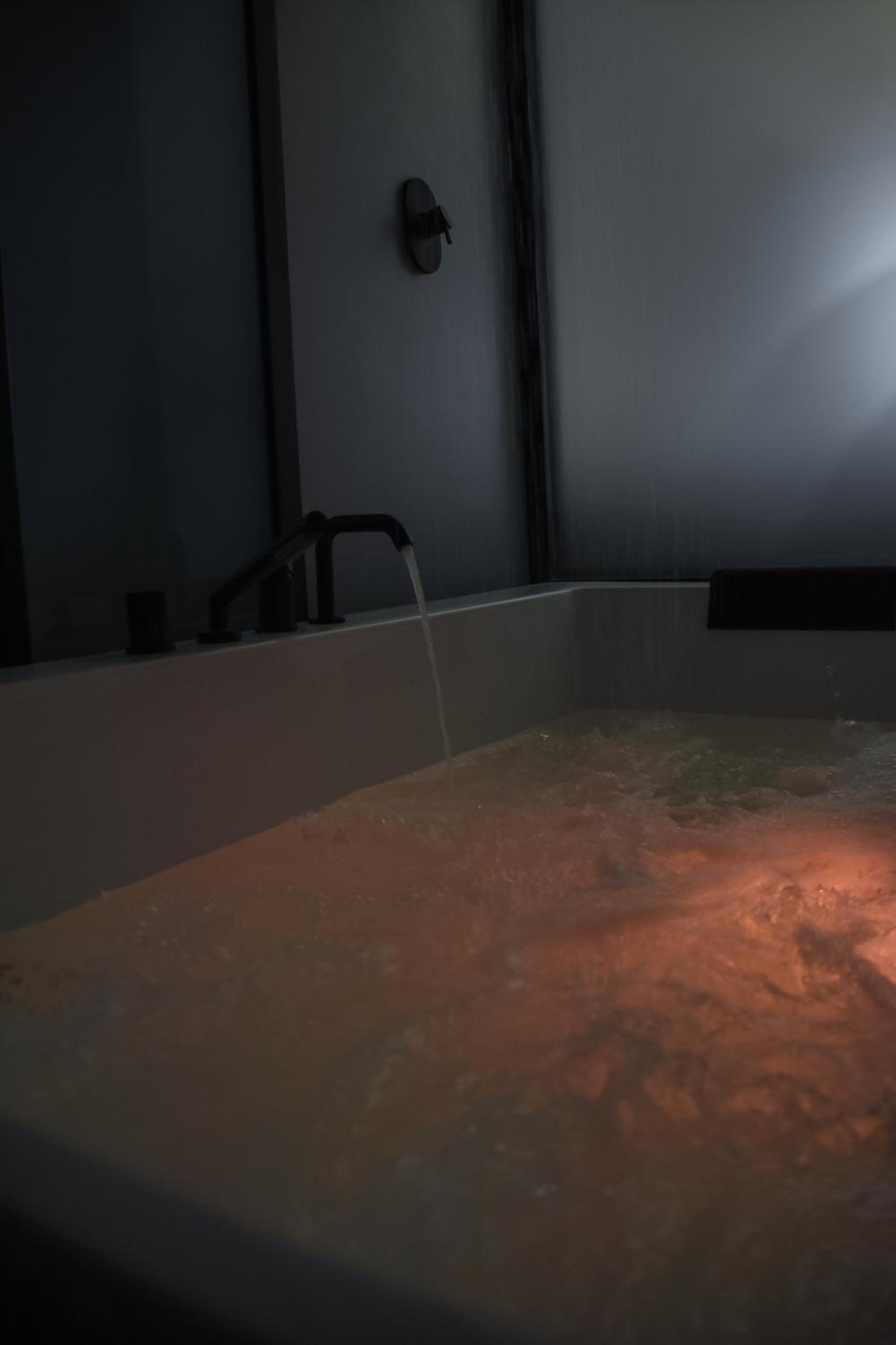 Dislocati BnB - Jacuzzi privata - Cucina - TV60" - Minimal Luxury view 2