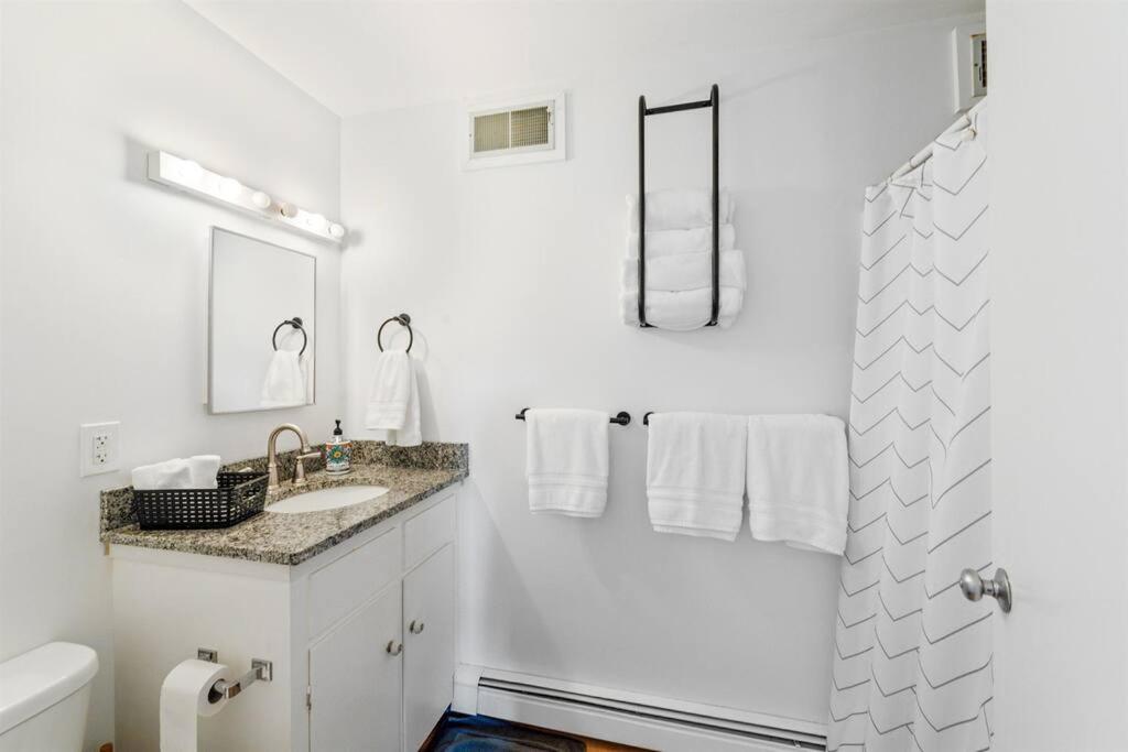 Private Field House - 4 Bedroom Spacious Home view 3