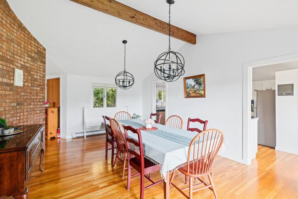 Private Field House - 4 Bedroom Spacious Home view 4