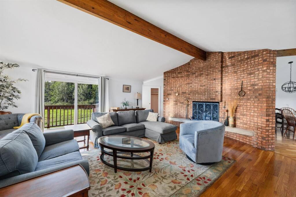 Private Field House - 4 Bedroom Spacious Home view 5