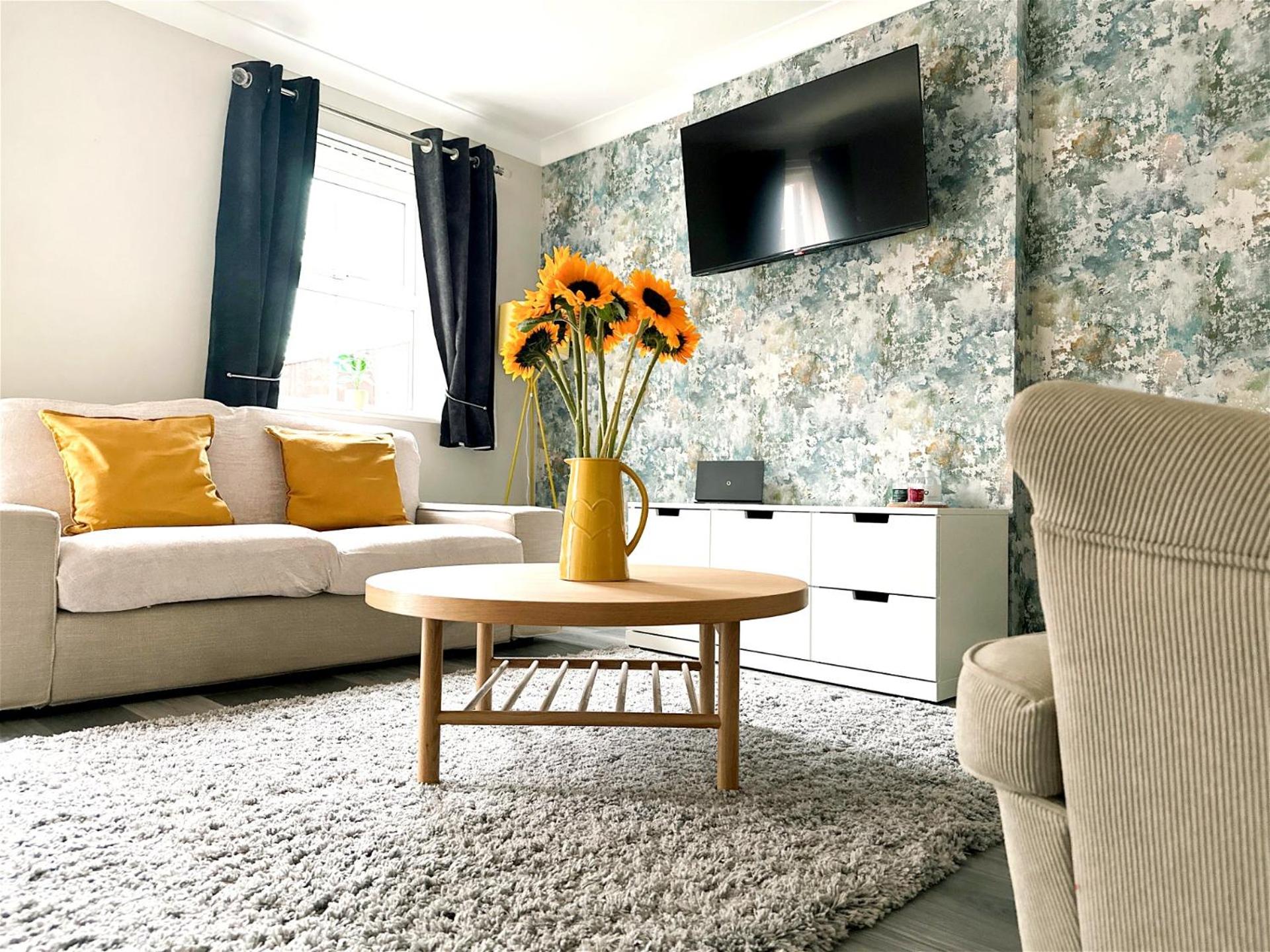 Stylish Village Townhouse w/ Parking – Near Leeds & York view 2