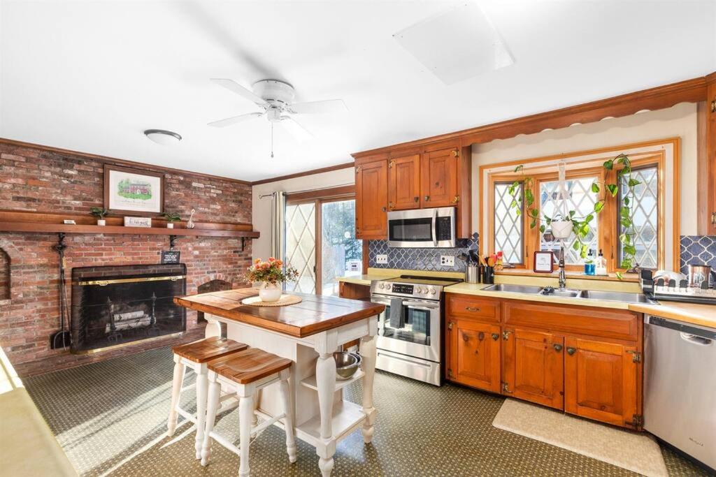 5 Bedroom Cozy New England home - Cobb Meadow House view 2