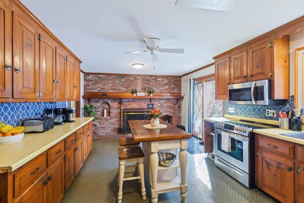 5 Bedroom Cozy New England home - Cobb Meadow House view 3